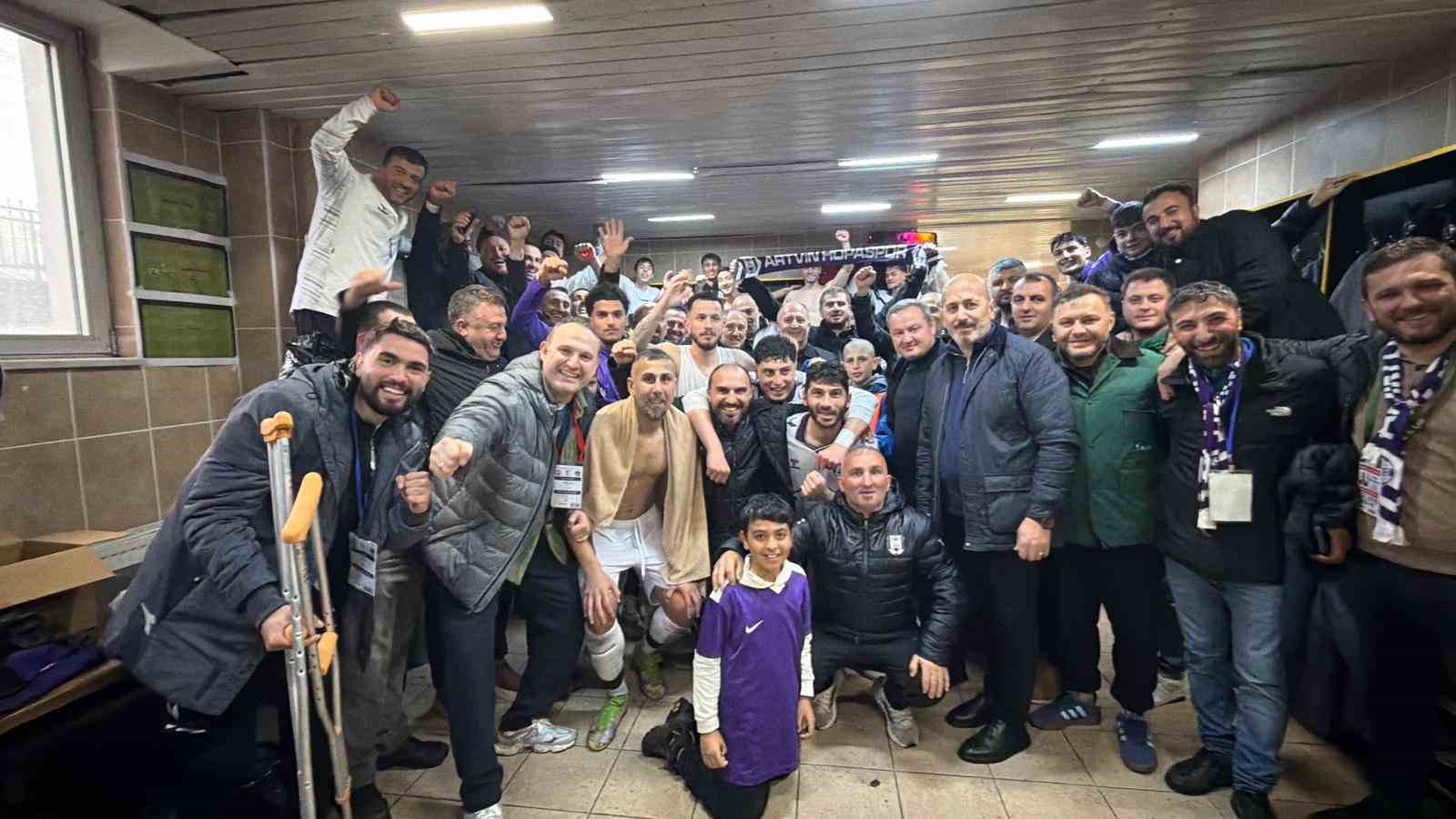 Amatör maçta ilginç görüntüler: Taraftarlar kamyon kasasında maça gitti
