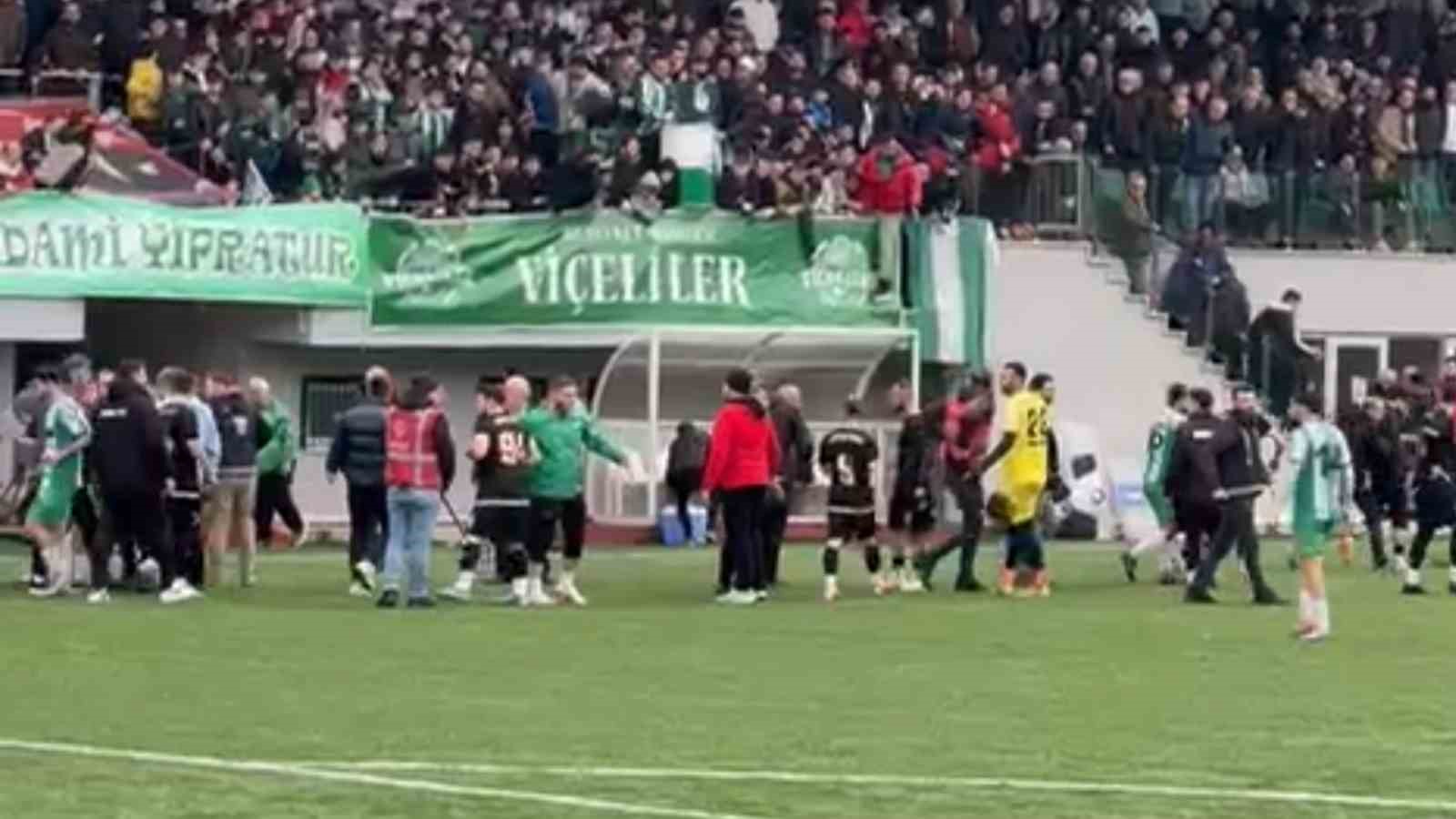 Amatör maçta saha karıştı, yumruklar konuştu
