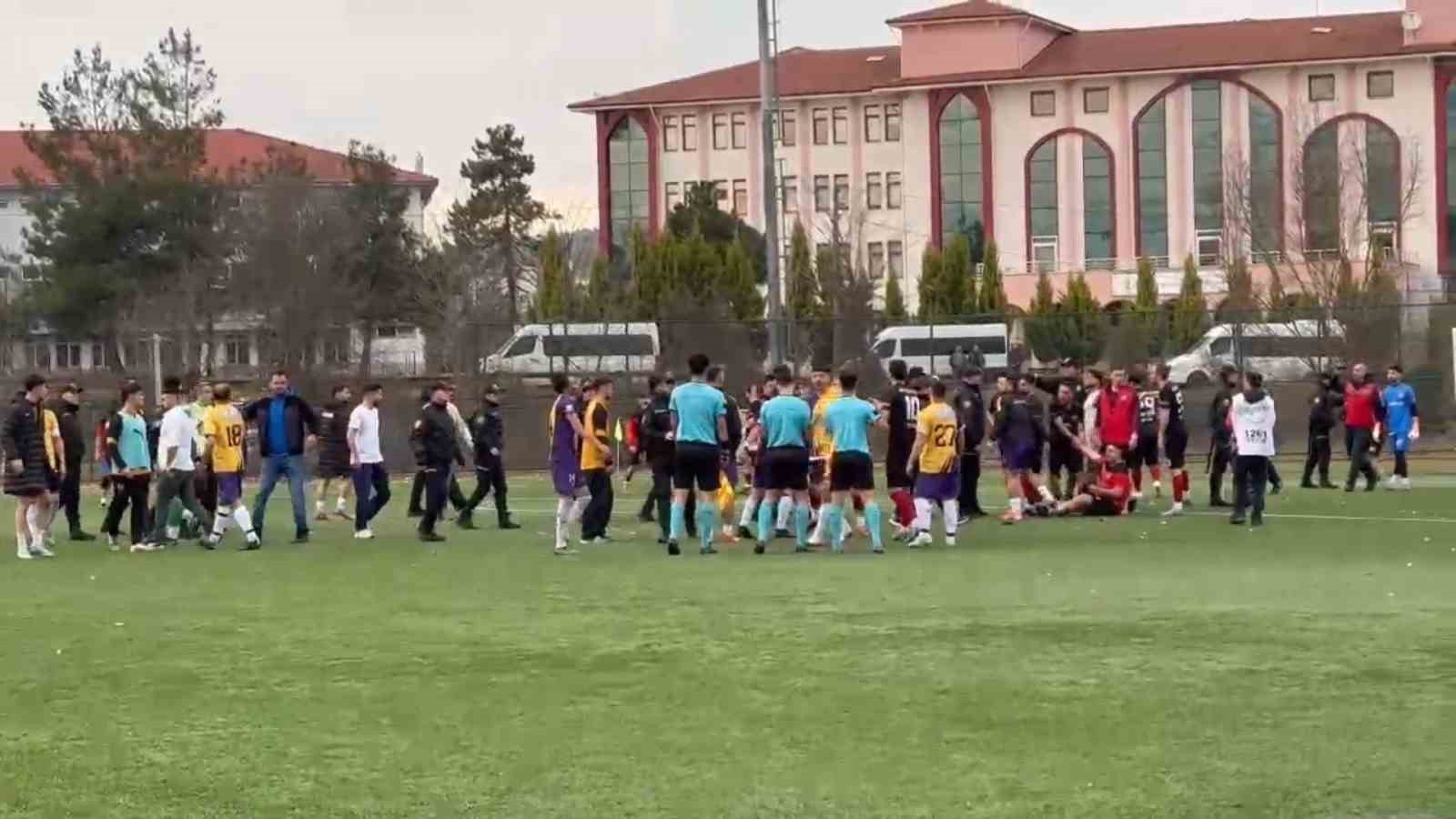 Amatör maçta saha karıştı
