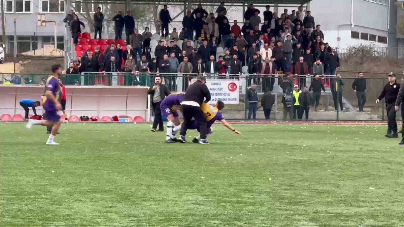 Amatör maçta saha karıştı
