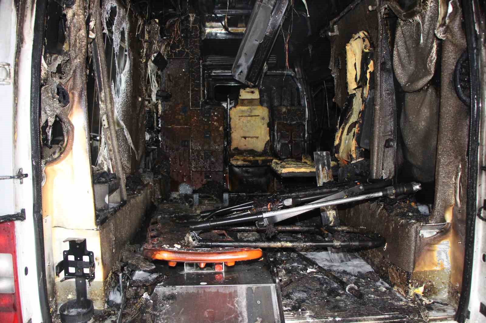 Ambulans alev aldı: Kahraman şoför, hasta ve yakınlarını kurtardı, oksijen tüplerinin patlamasını önledi
