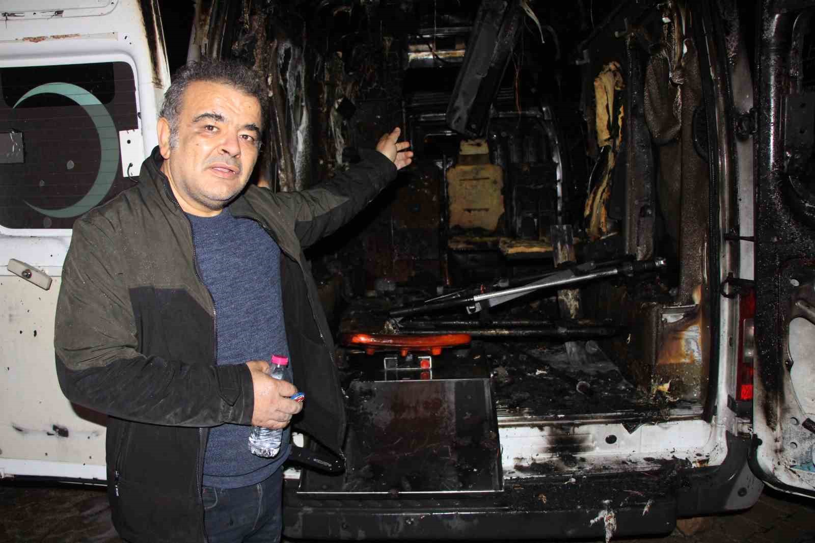 Ambulans alev aldı: Kahraman şoför, hasta ve yakınlarını kurtardı, oksijen tüplerinin patlamasını önledi
