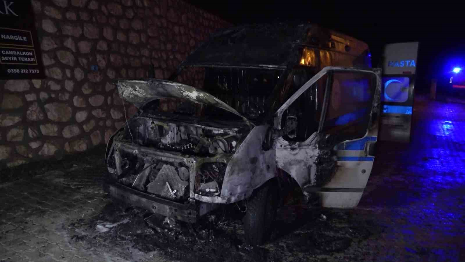 Ambulans alev aldı: Kahraman şoför, hasta ve yakınlarını kurtardı, oksijen tüplerinin patlamasını önledi
