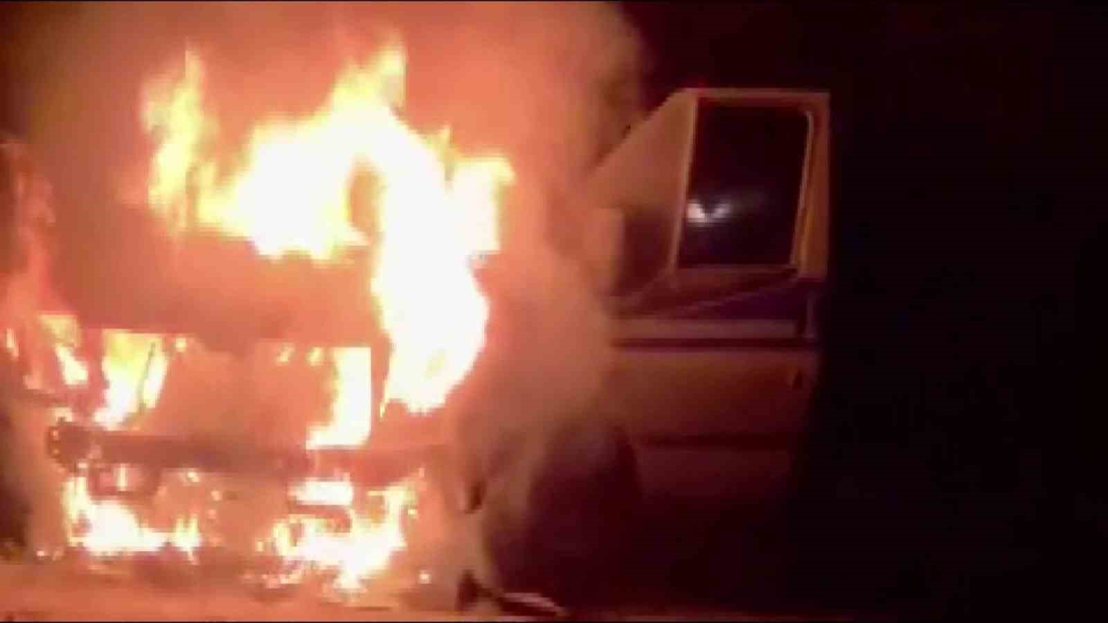 Ambulans alev aldı: Kahraman şoför, hasta ve yakınlarını kurtardı, oksijen tüplerinin patlamasını önledi
