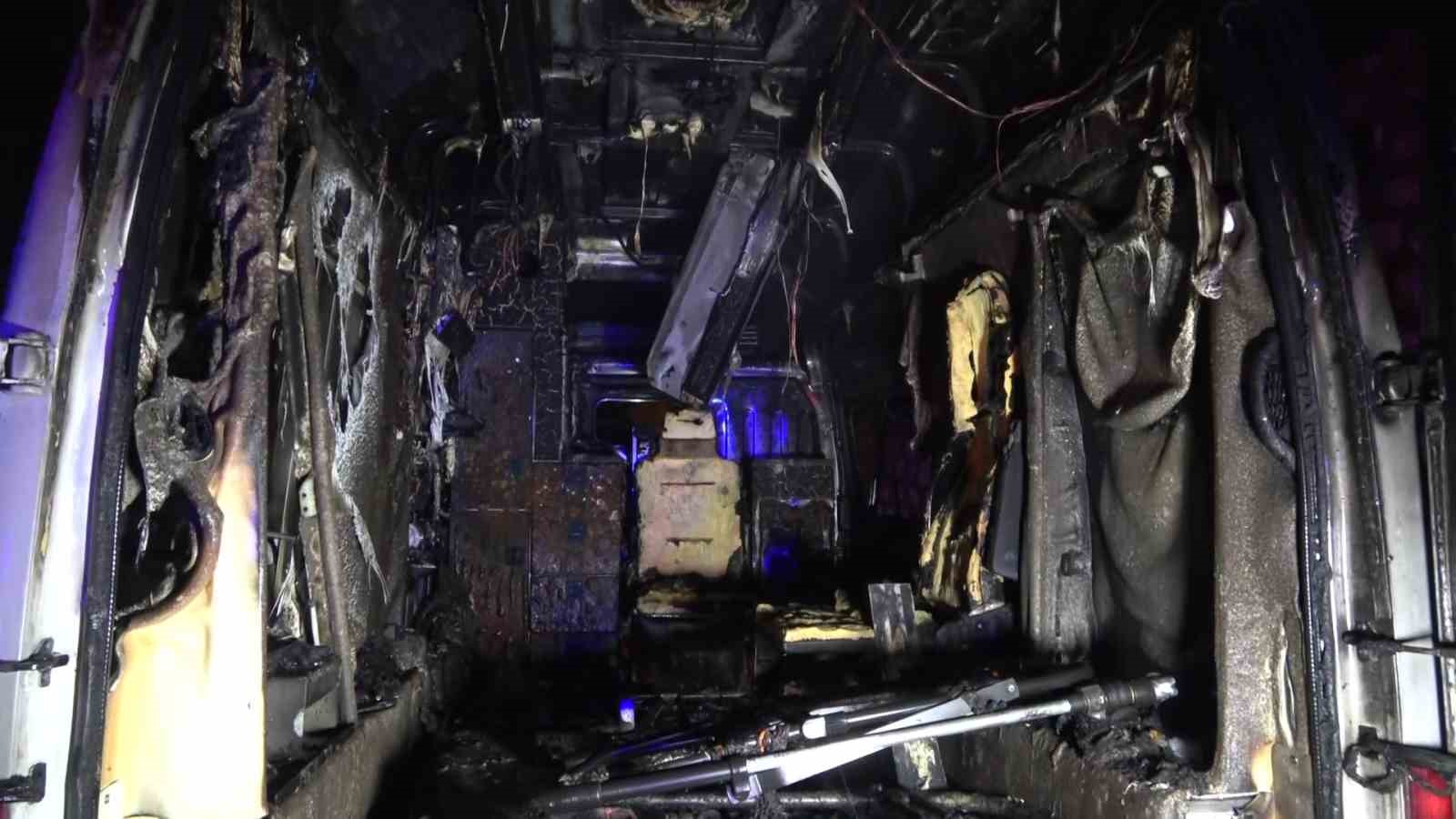 Ambulans alev aldı: Kahraman şoför, hasta ve yakınlarını kurtardı, oksijen tüplerinin patlamasını önledi
