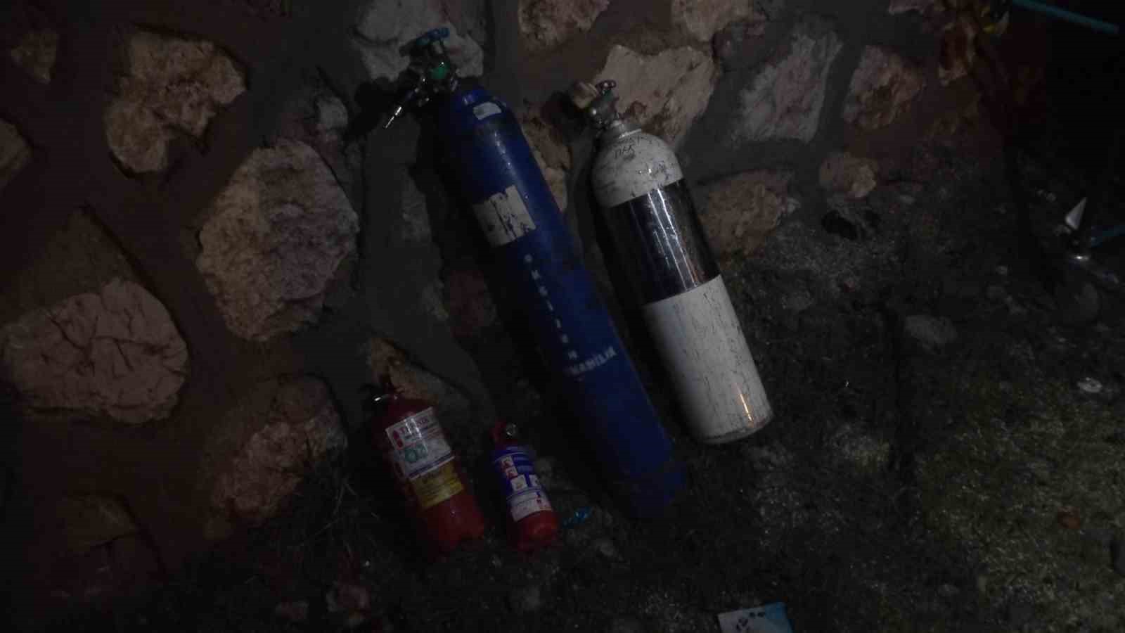 Ambulans alev aldı: Kahraman şoför, hasta ve yakınlarını kurtardı, oksijen tüplerinin patlamasını önledi
