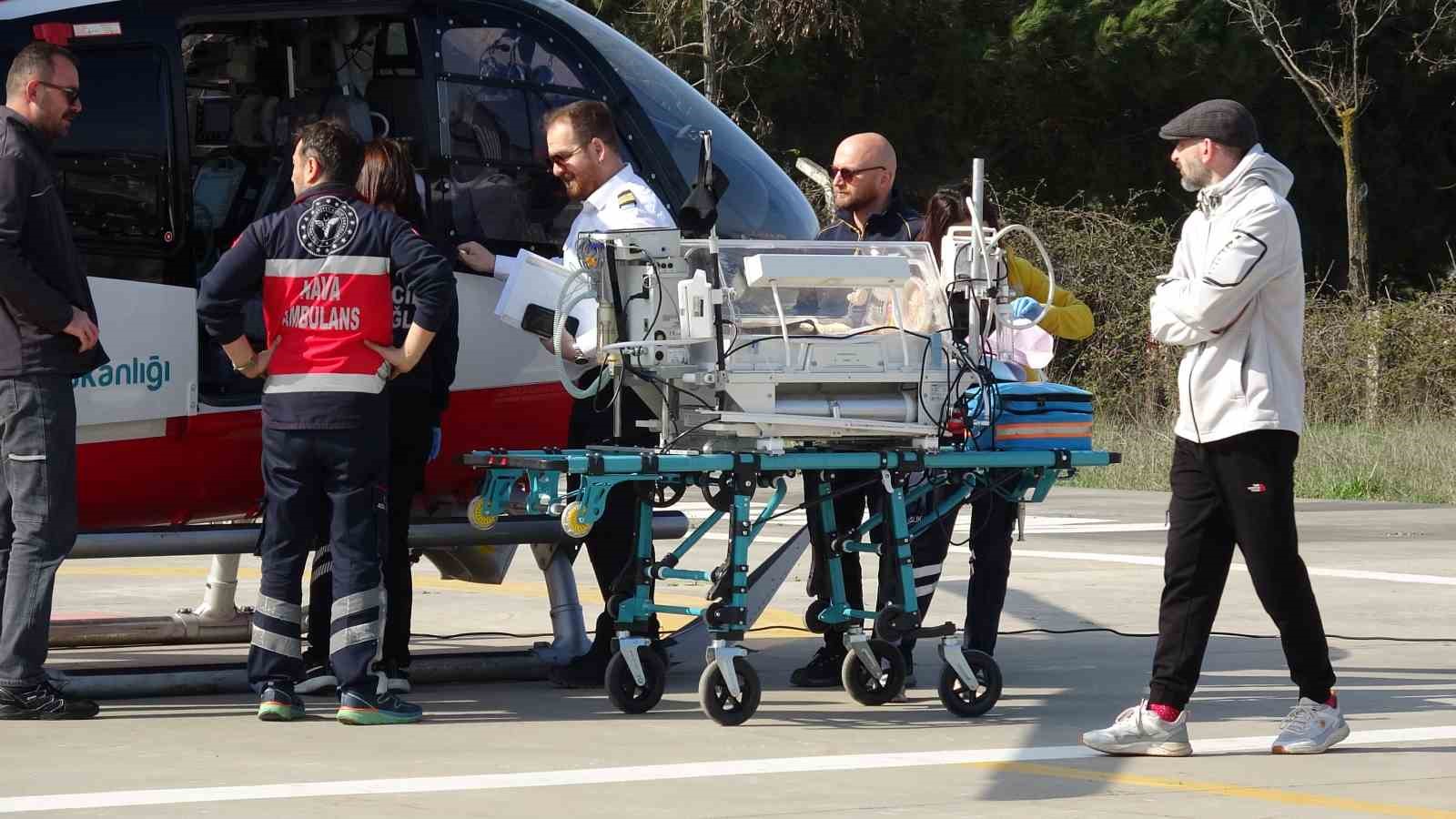 Ambulans helikopter yeni doğan bebek için zamanla yarıştı
