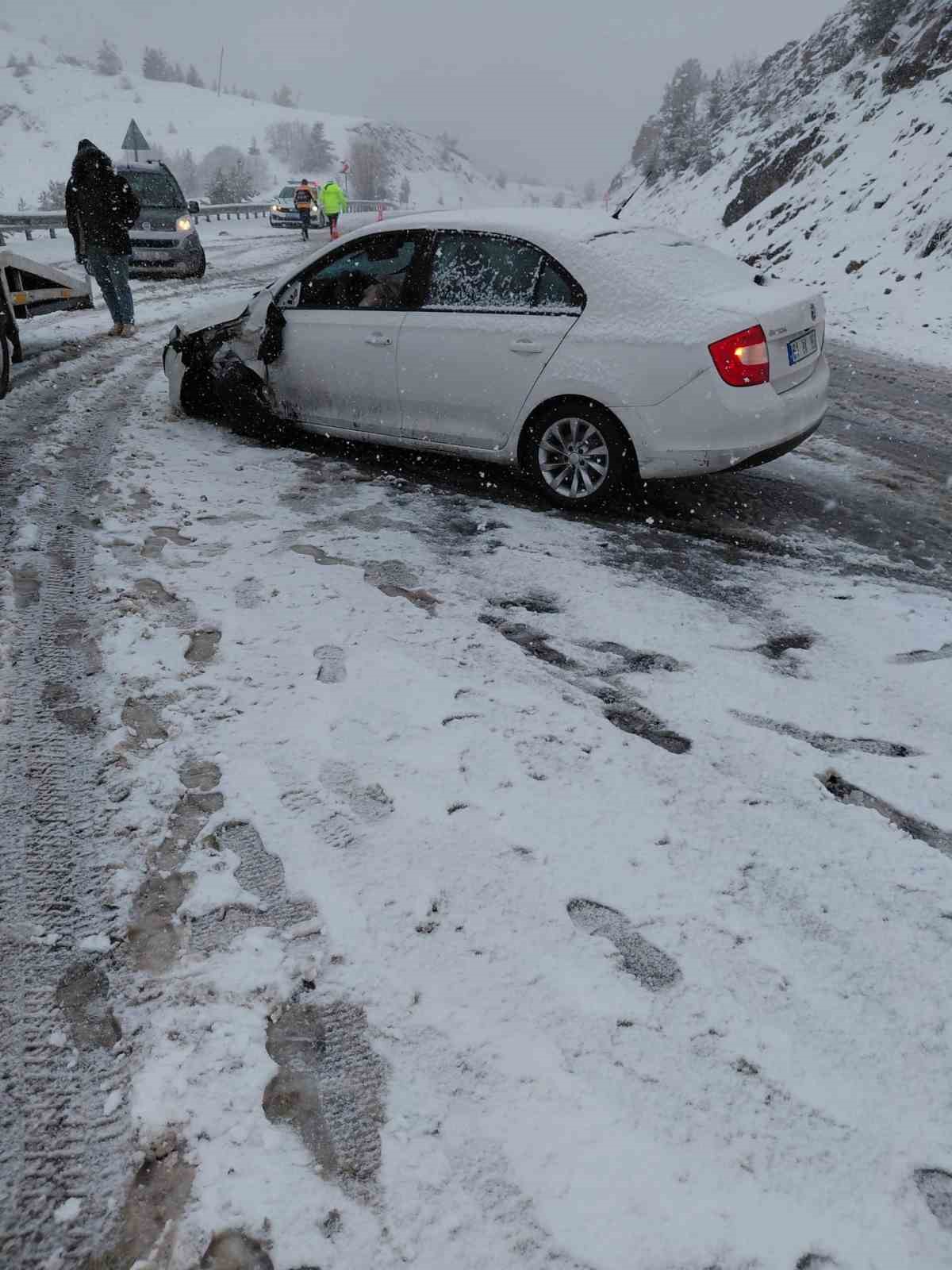 Ambulans ile otomobil çarpıştı: 3 kişi yaralandı
