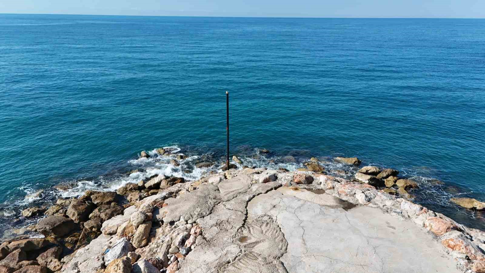 Ambulans kapatılan yol sebebiyle olay yerine ulaşamadı, kalp krizi geçiren vatandaş botla kurtarıldı
