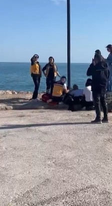 Ambulans kapatılan yol sebebiyle olay yerine ulaşamadı, kalp krizi geçiren vatandaş botla kurtarıldı
