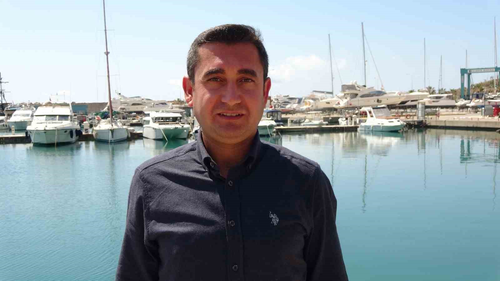 Ambulans kapatılan yol sebebiyle olay yerine ulaşamadı, kalp krizi geçiren vatandaş botla kurtarıldı
