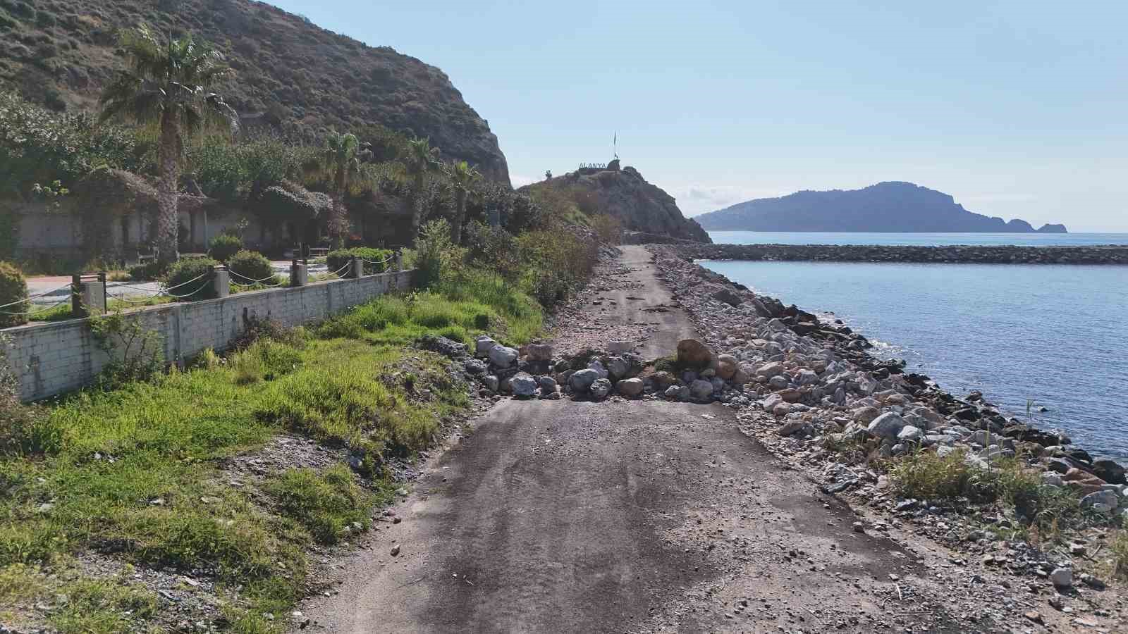 Ambulans kapatılan yol sebebiyle olay yerine ulaşamadı, kalp krizi geçiren vatandaş botla kurtarıldı
