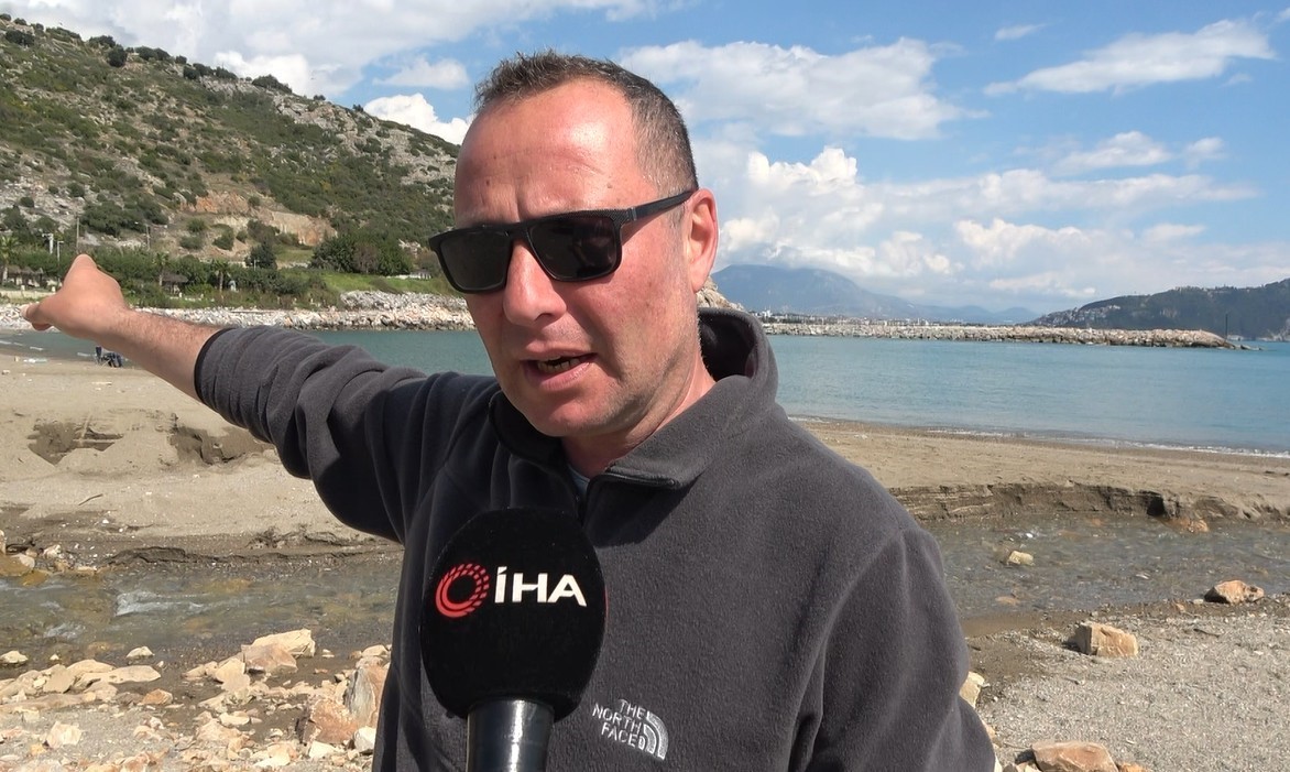 Ambulans kapatılan yol sebebiyle olay yerine ulaşamadı, kalp krizi geçiren vatandaş botla kurtarıldı
