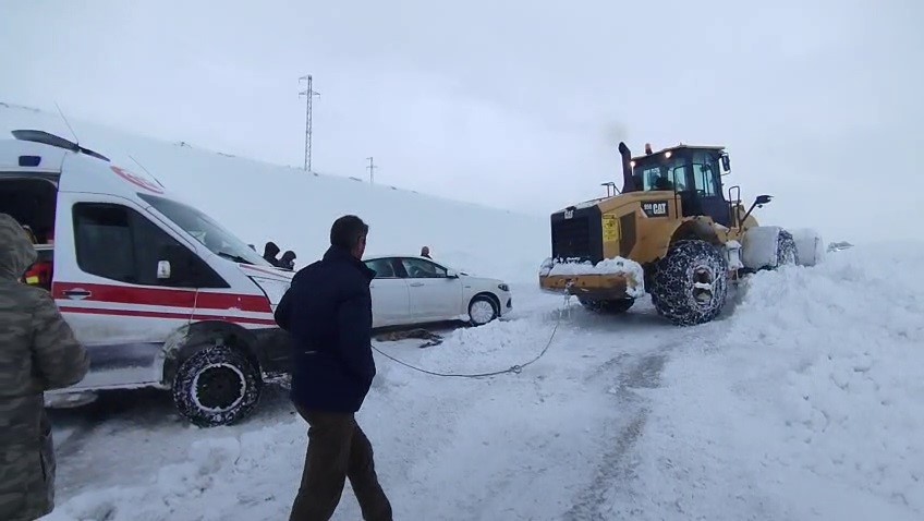 Ambulans kara saplandı
