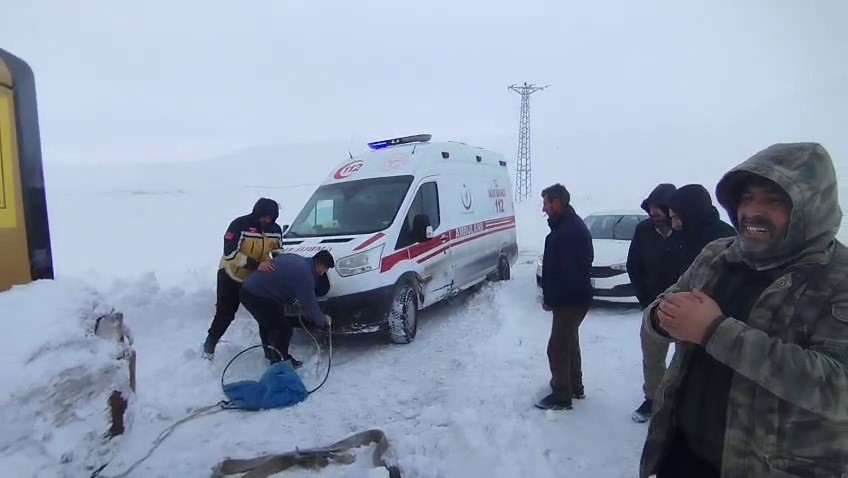Ambulans kara saplandı
