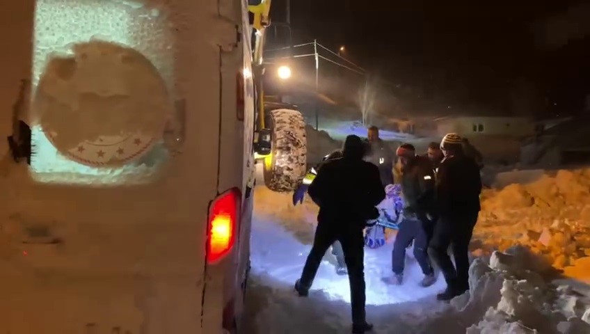 Ambulans karla mücadele ekiplerinin yardımıyla hastaya ulaştı
