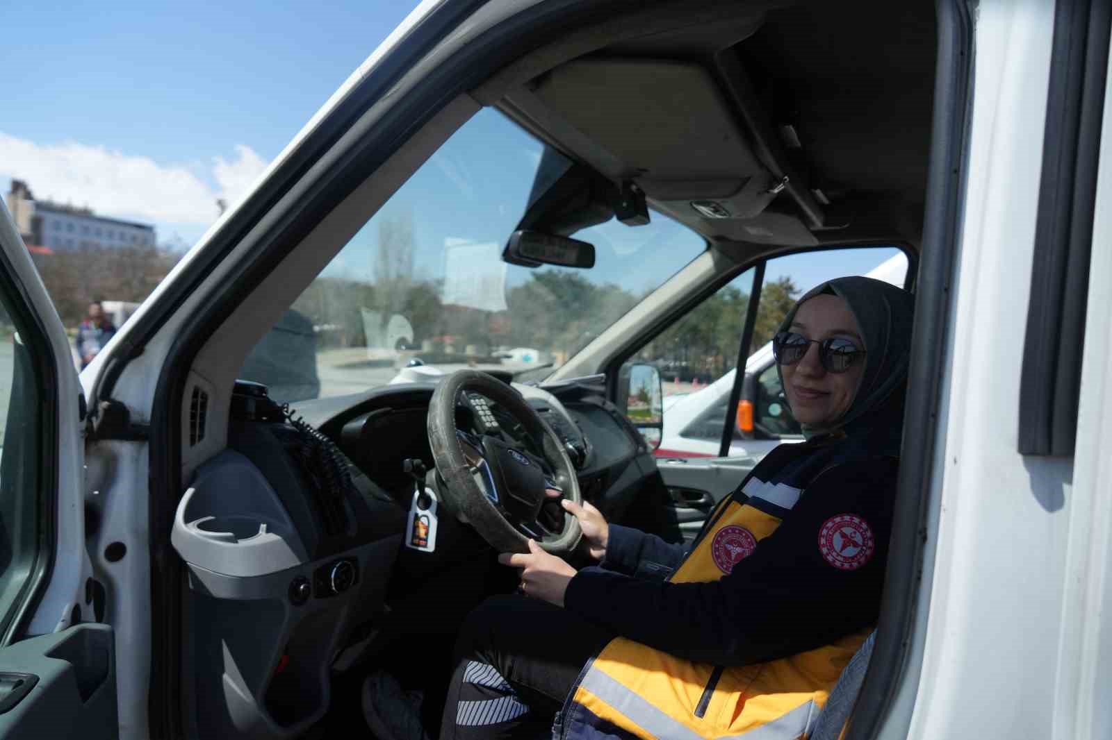 Ambulans sürücülerine sürüş eğitimi
Ambulans sürücülerine sürüş eğitimi