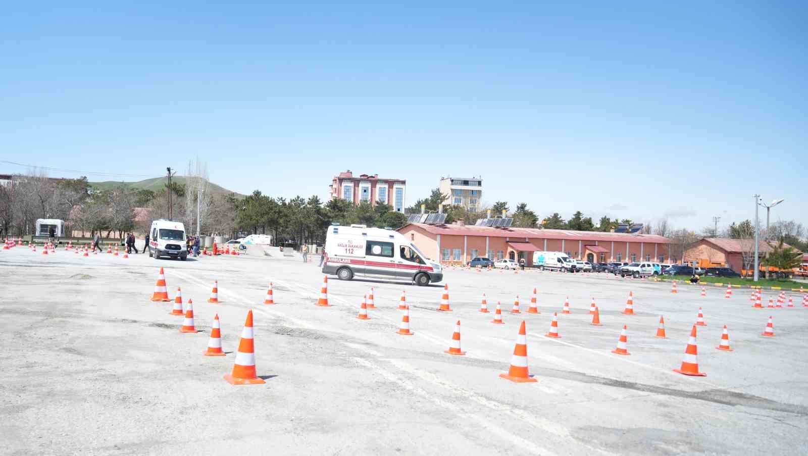 Ambulans sürücülerine sürüş eğitimi
Ambulans sürücülerine sürüş eğitimi