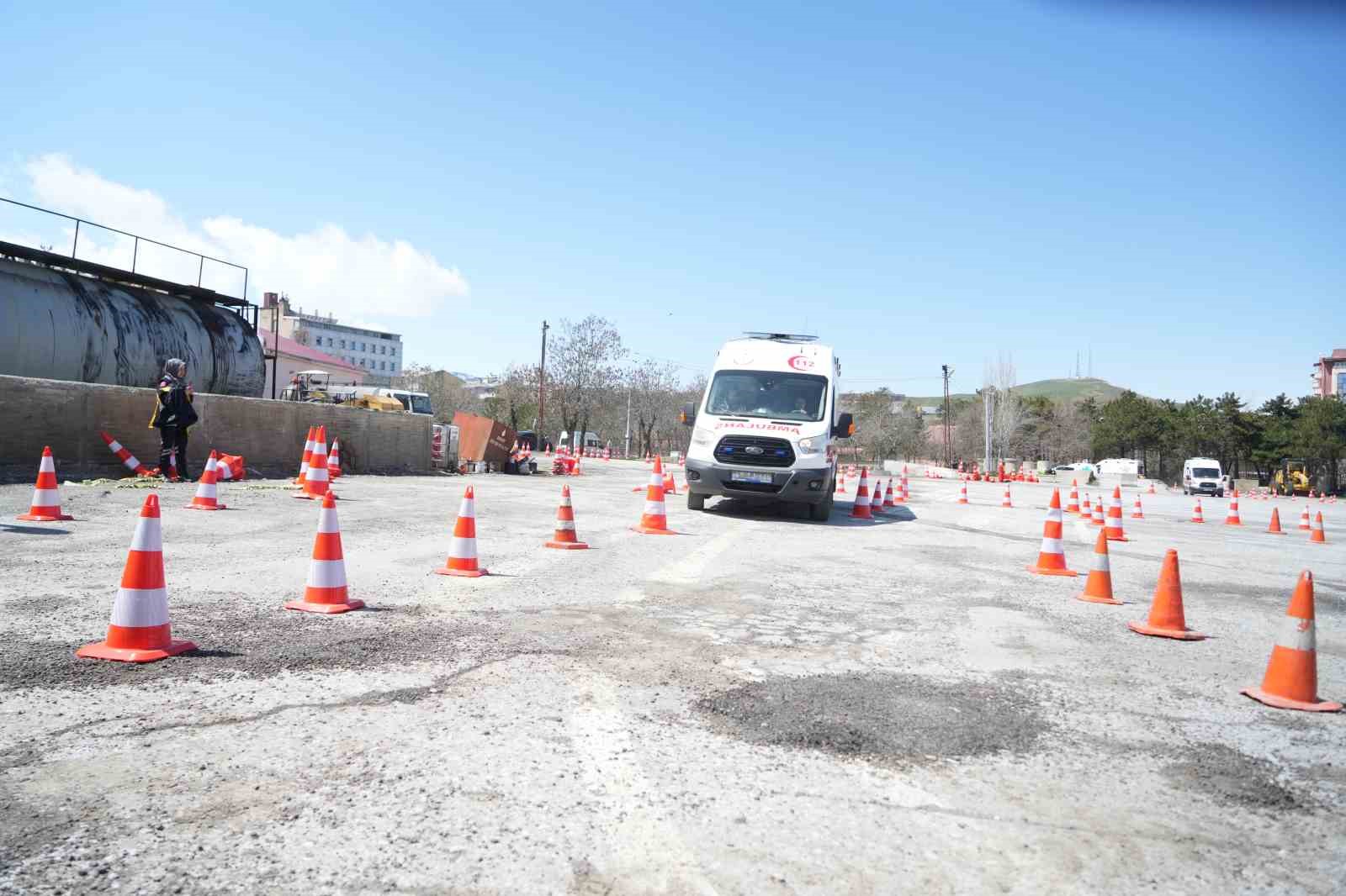 Ambulans sürücülerine sürüş eğitimi
Ambulans sürücülerine sürüş eğitimi