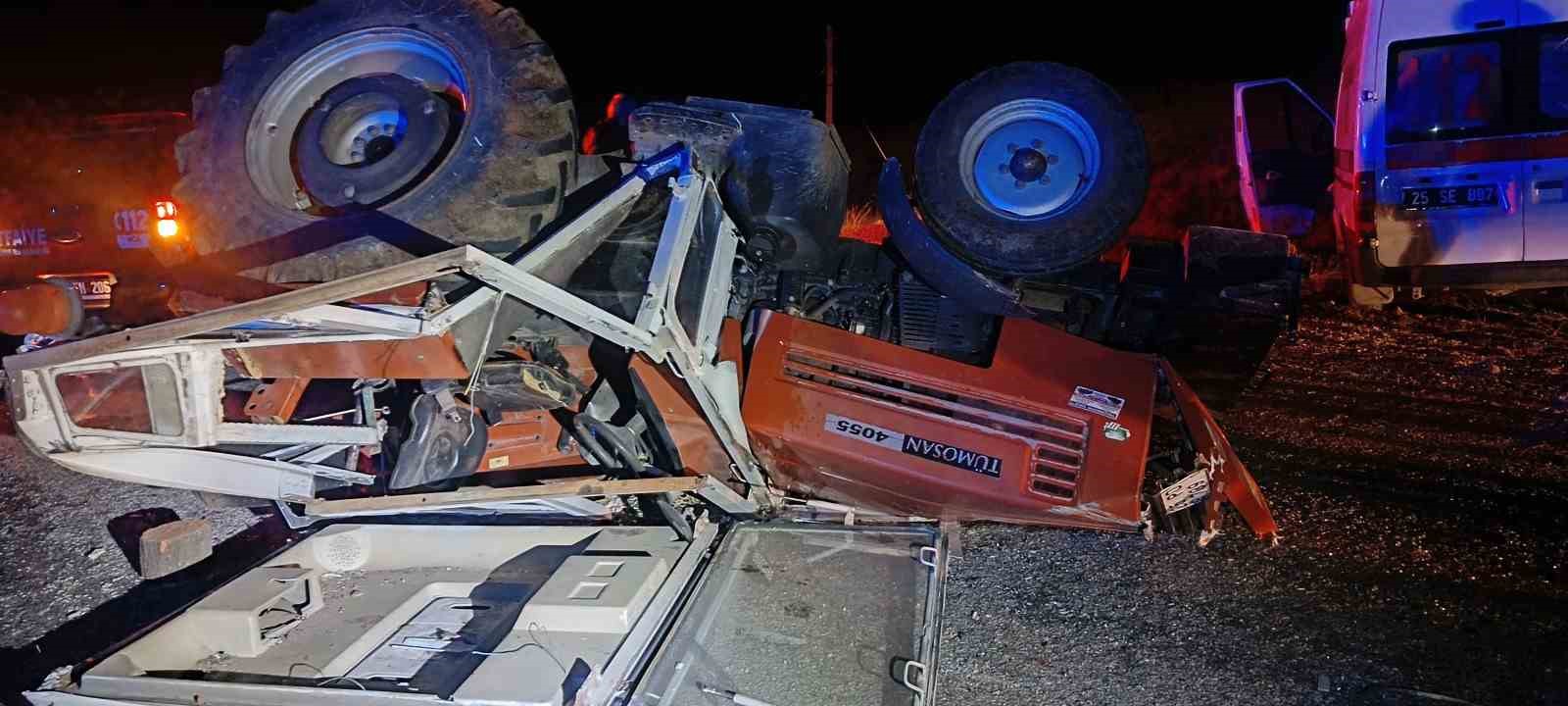 Ambulans traktöre arkadan çarptı: 4 yaralı
