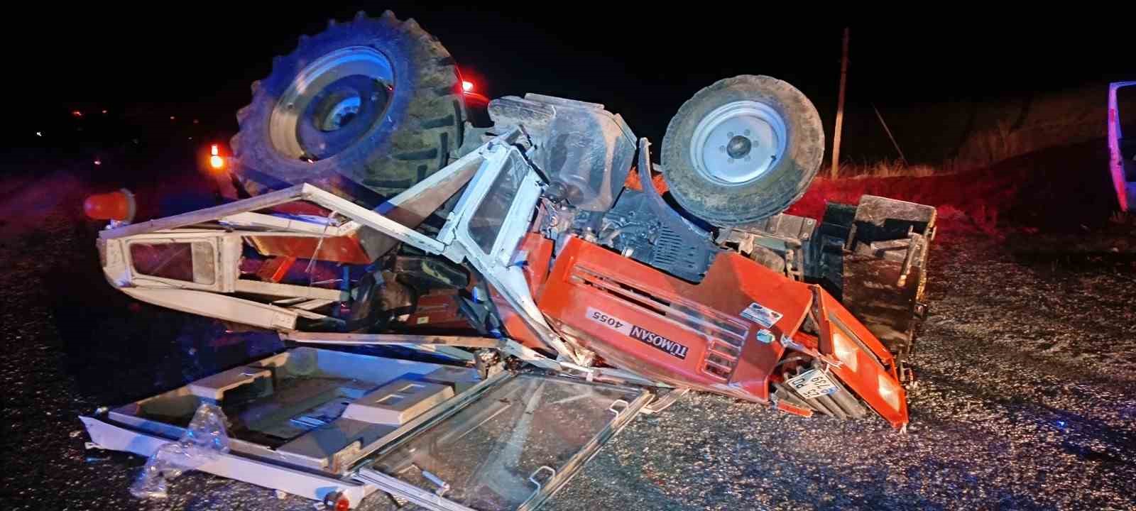 Ambulans traktöre arkadan çarptı: 4 yaralı
