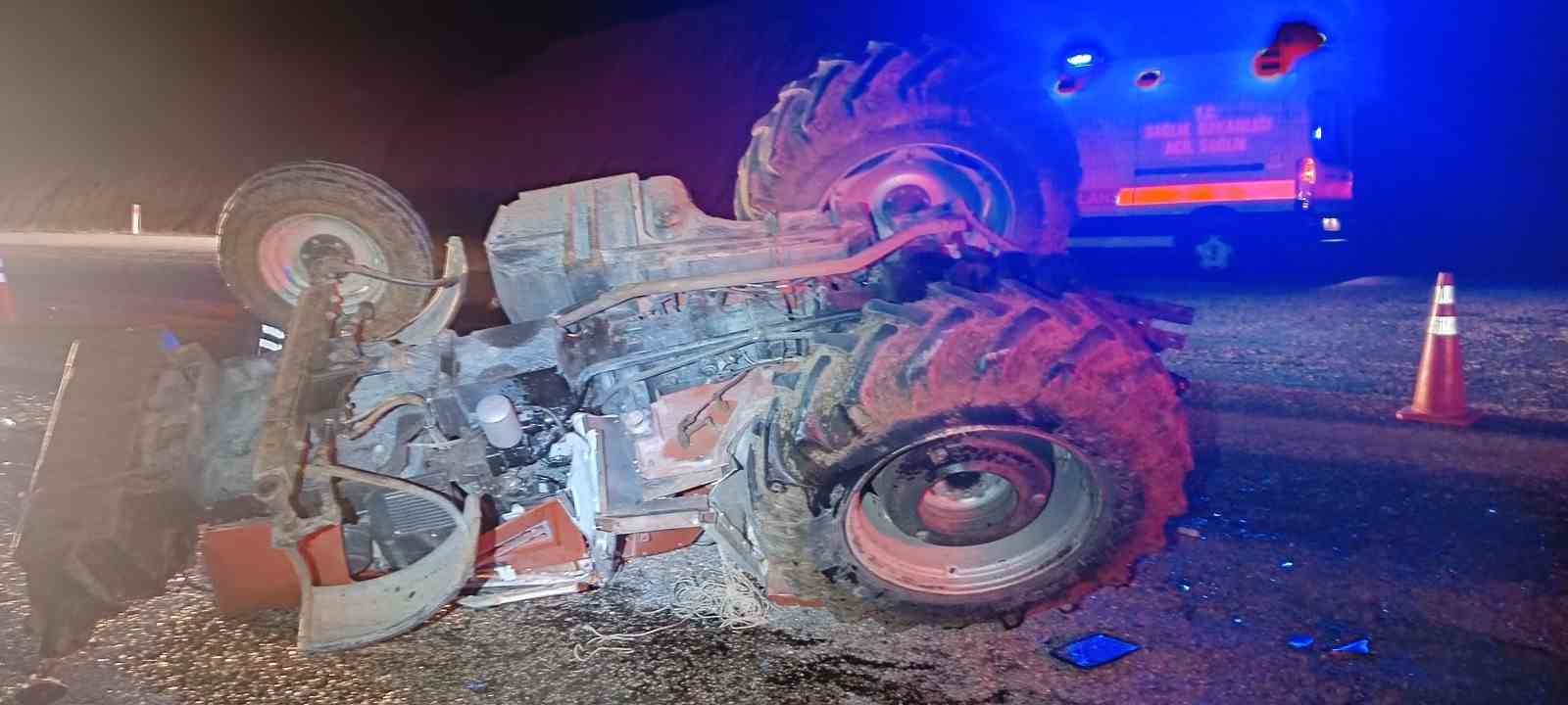 Ambulans traktöre arkadan çarptı: 4 yaralı
