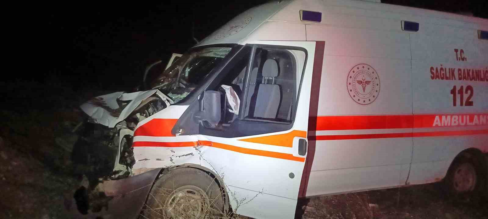 Ambulans traktöre arkadan çarptı: 4 yaralı
