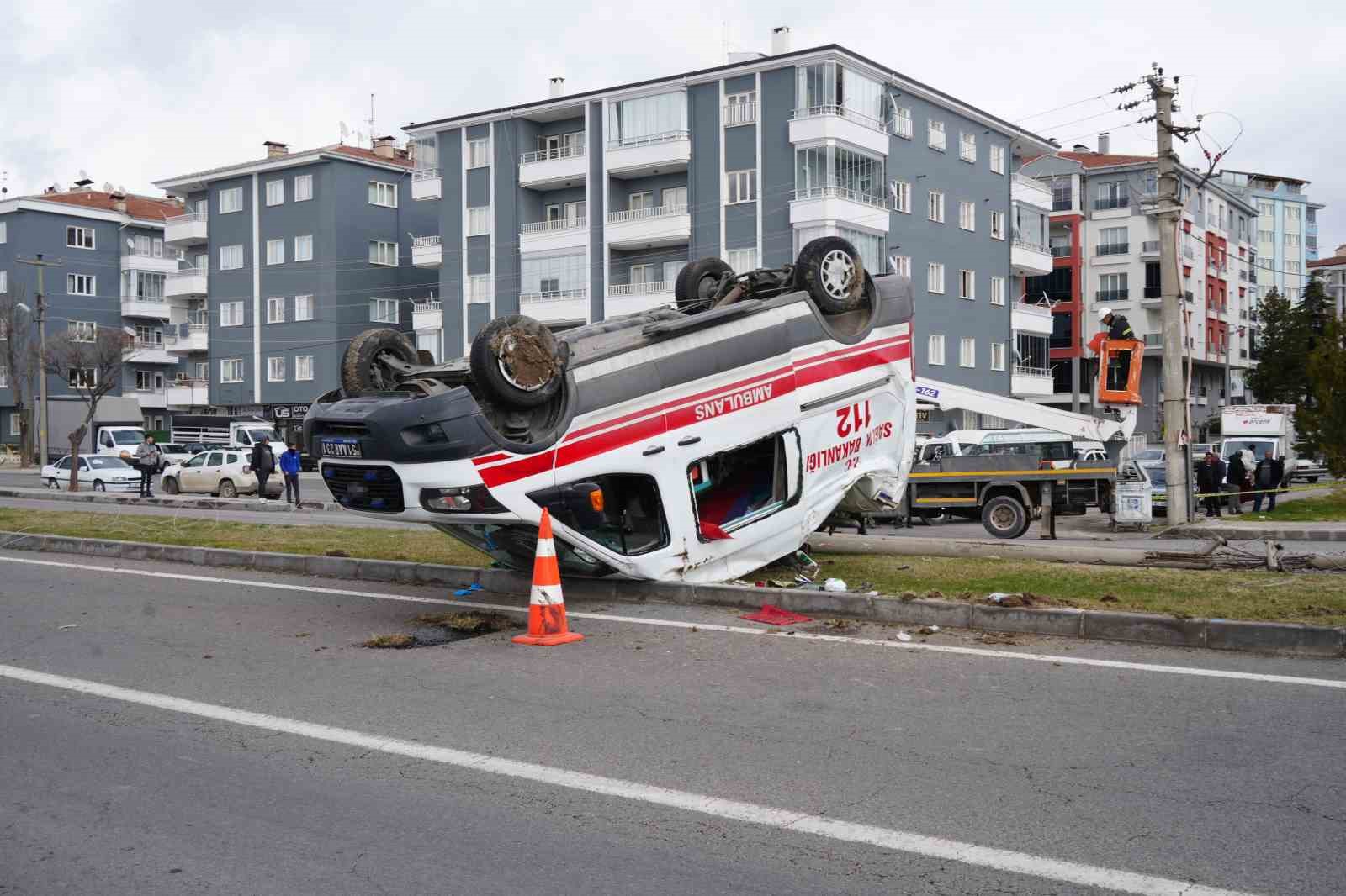 Ambulansla hafif ticari araç çarpıştı: 3 sağlık görevlisi yaralandı
