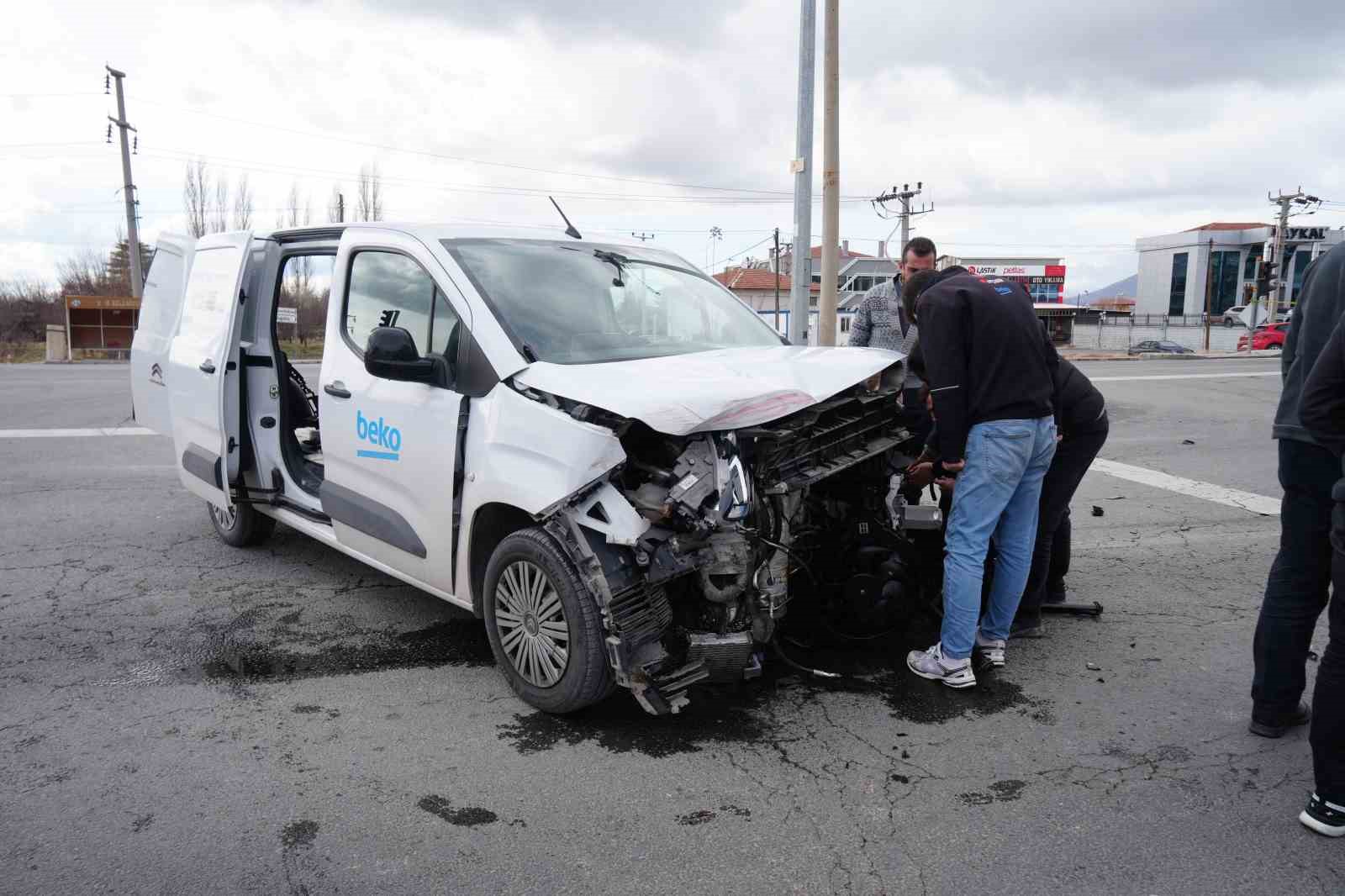 Ambulansla hafif ticari araç çarpıştı: 3 sağlık görevlisi yaralandı
