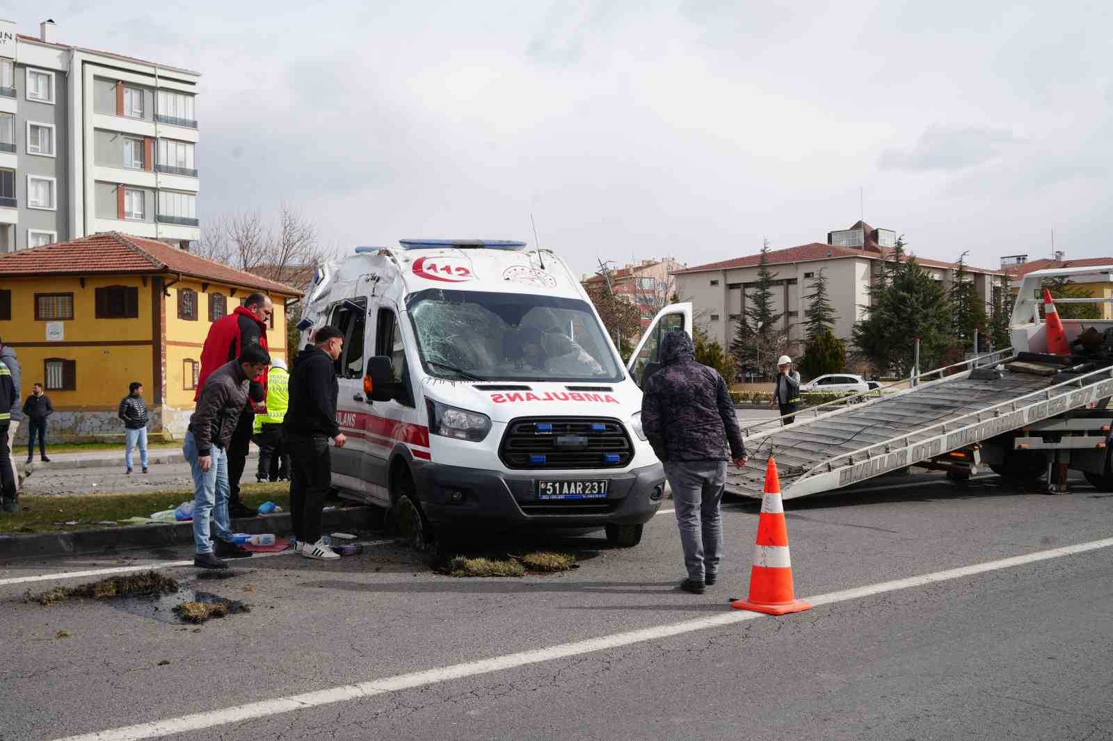 Ambulansla hafif ticari araç çarpıştı: 3 sağlık görevlisi yaralandı
