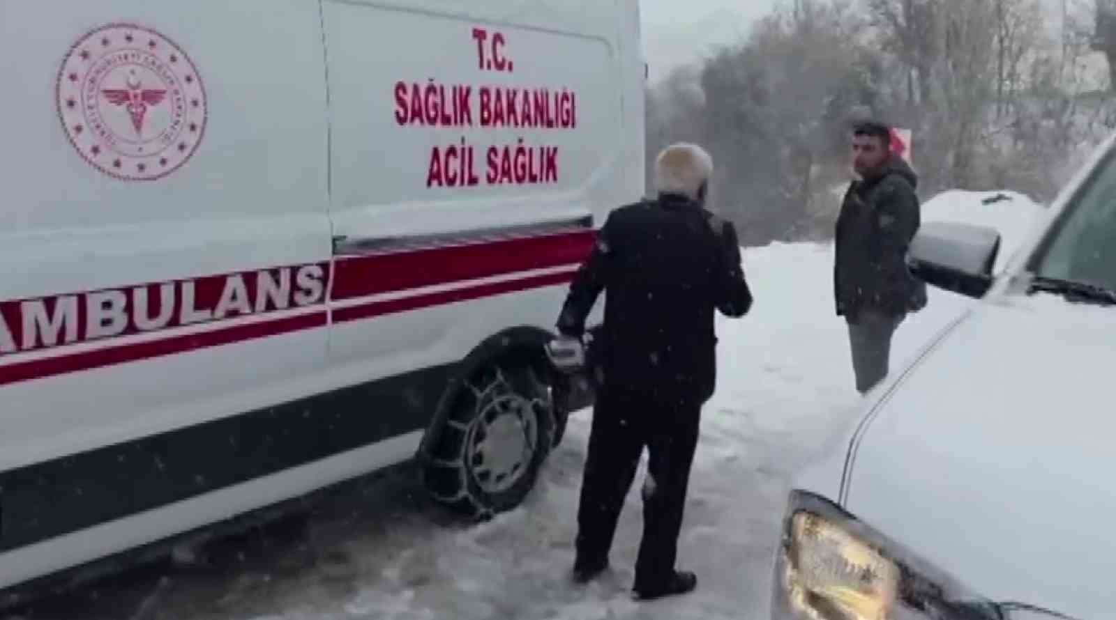 Ambulansla karda mahsur kalan hastayı belediye ekipleri kurtardı
