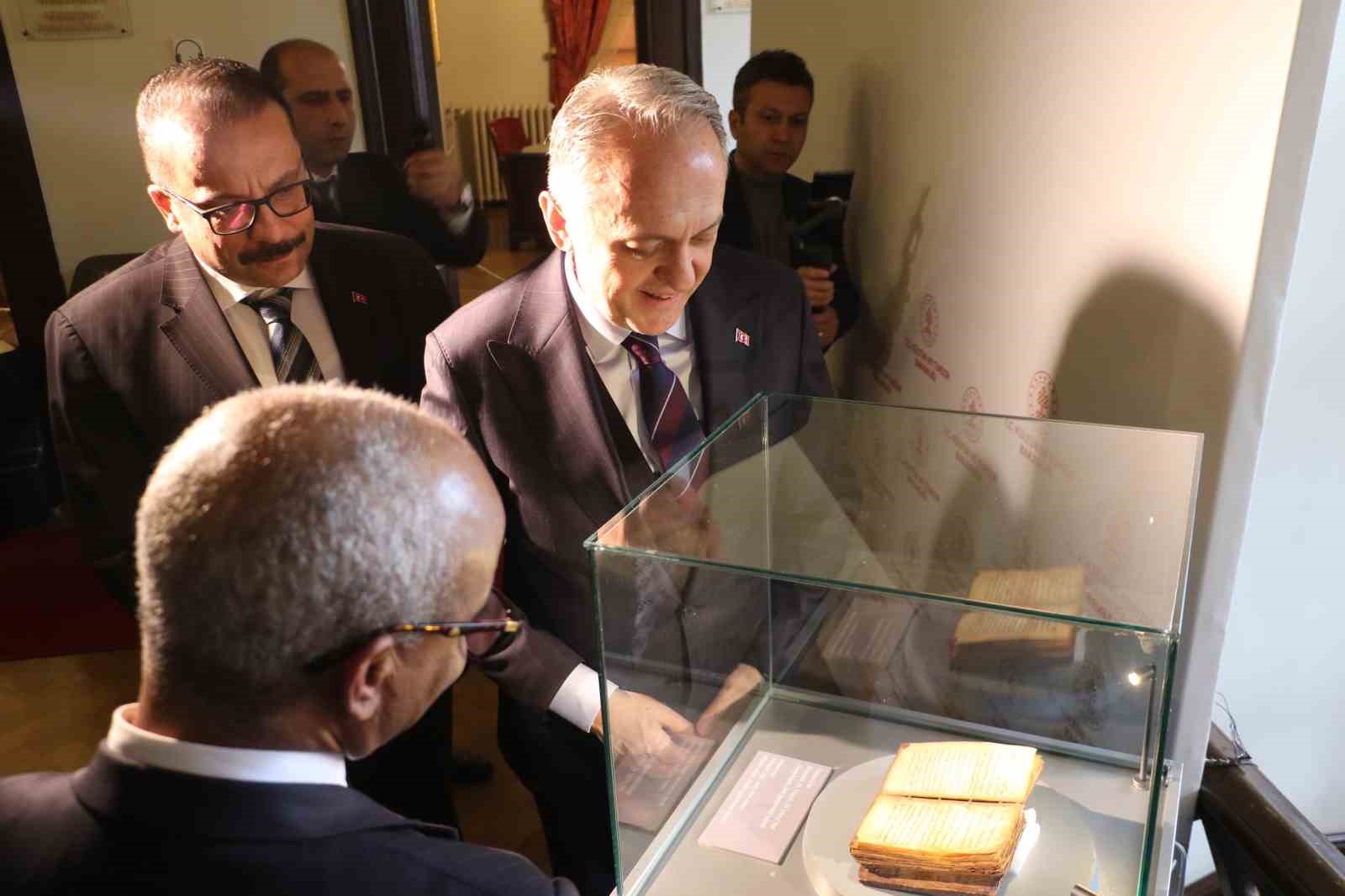 Amharca dilinde kaleme alınmış tarihi eser Etiyopya’ya iade edildi
Amharca dilinde kaleme alınmış tarihi eser Etiyopya’ya iade edildi