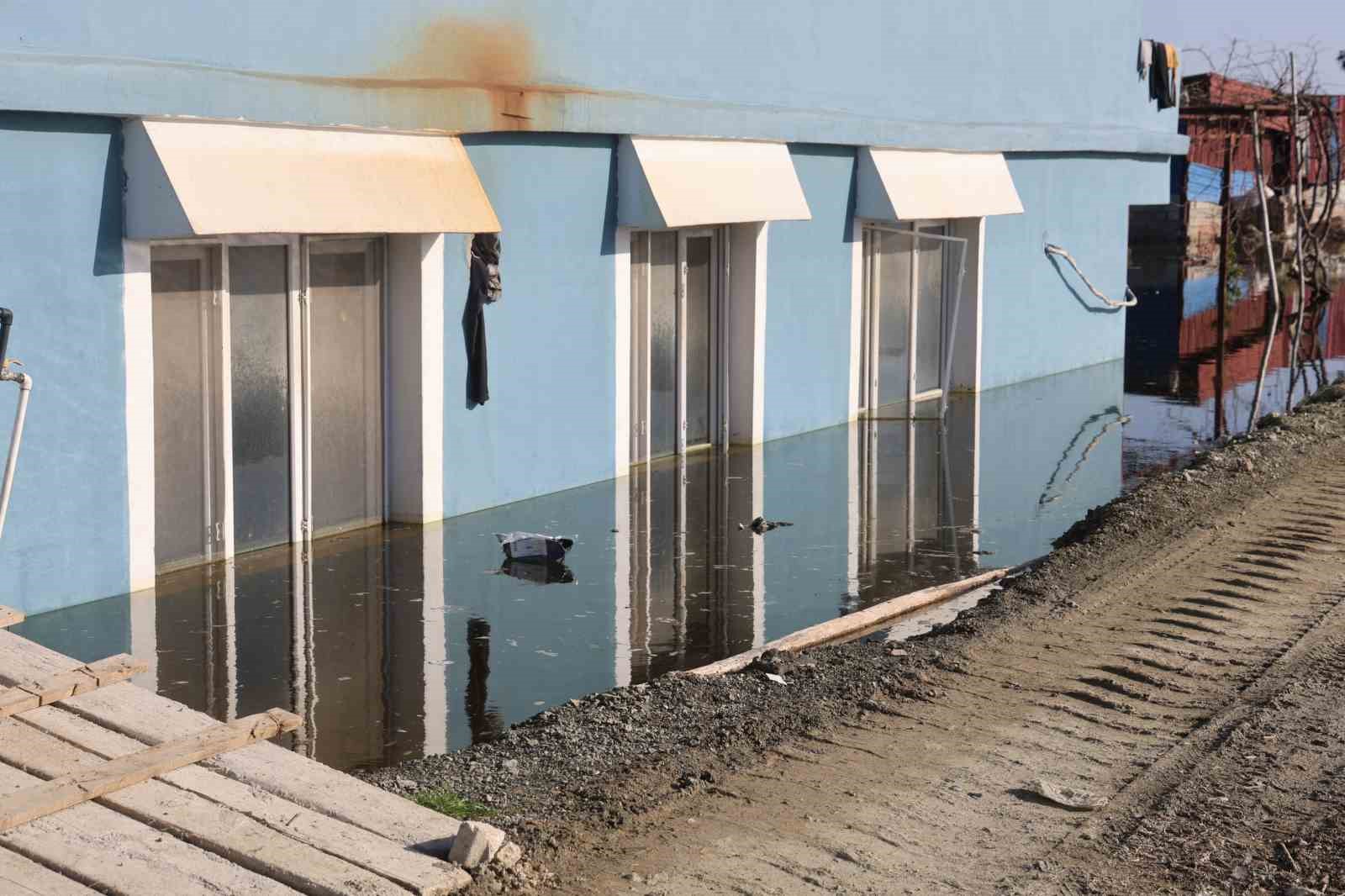 Amik Ovası’nda şiddetli yağışla birlikte tarım arazileri ve evler günlerdir sular altında
