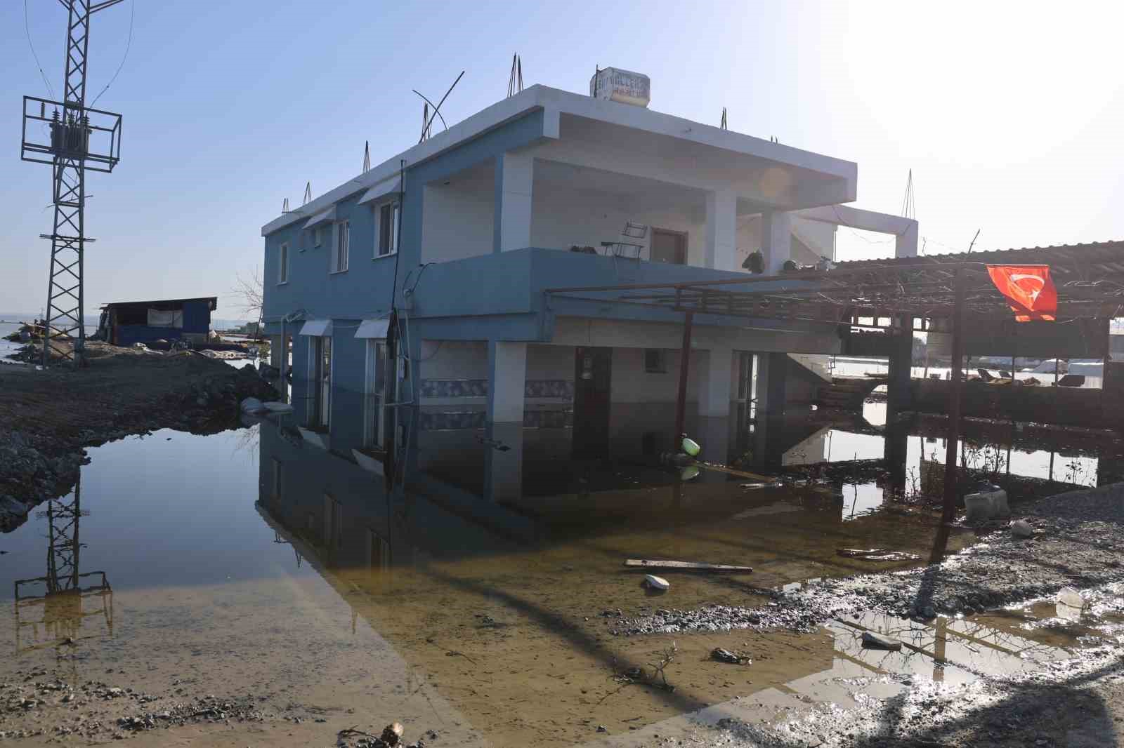 Amik Ovası’nda şiddetli yağışla birlikte tarım arazileri ve evler günlerdir sular altında
