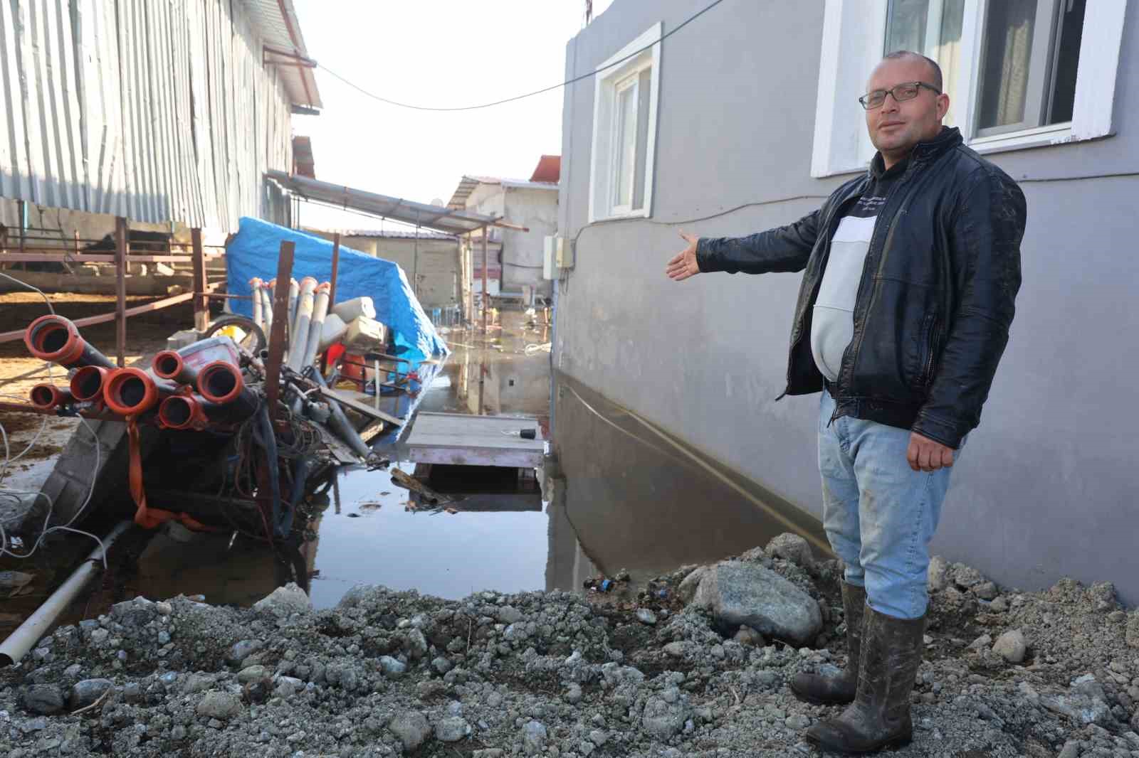 Amik Ovası’nda şiddetli yağışla birlikte tarım arazileri ve evler günlerdir sular altında
