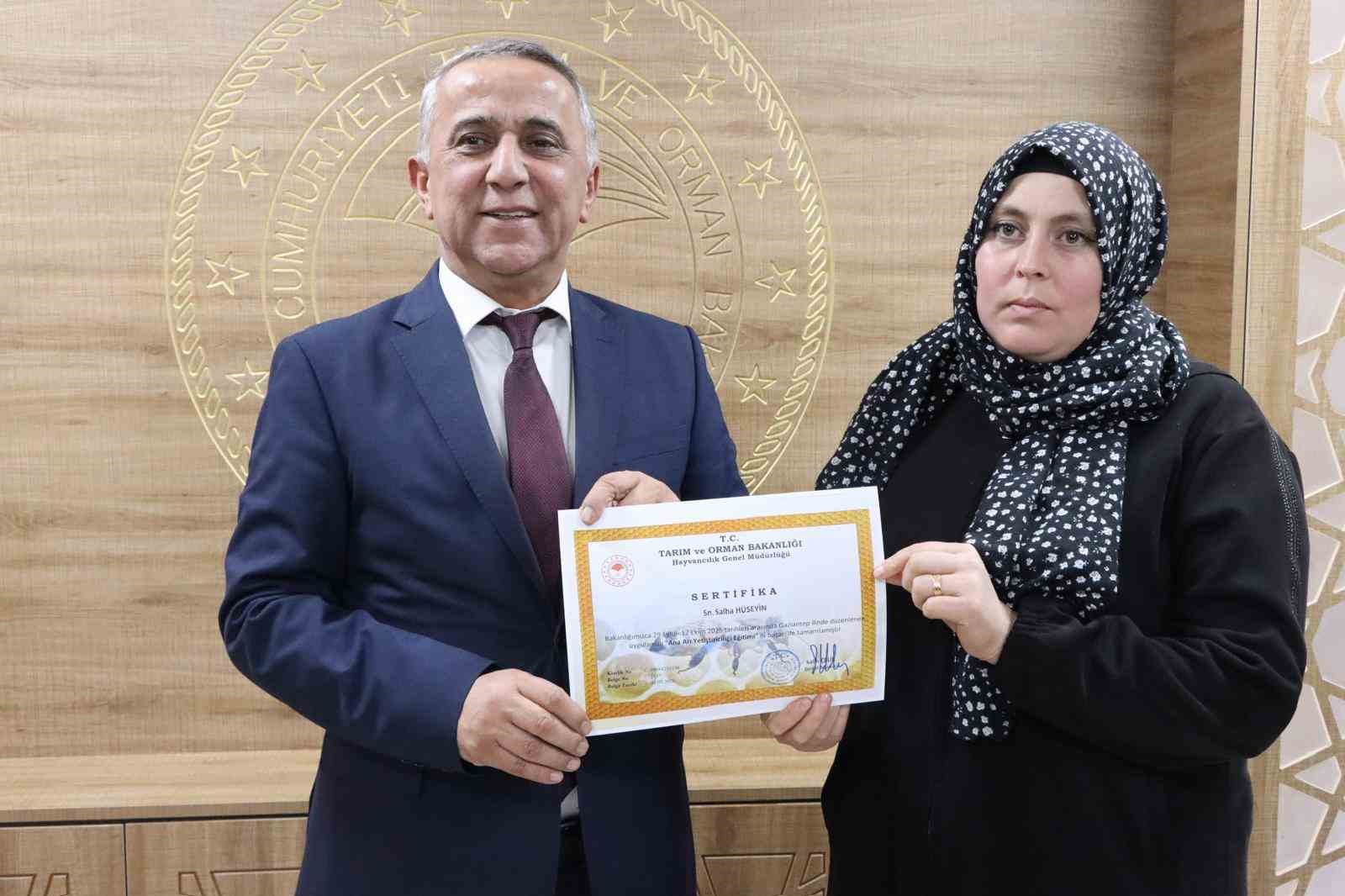 ’Ana Arı Yetiştiriciliği’ kursunu başarıyla bitiren kursiyerlere sertifika
