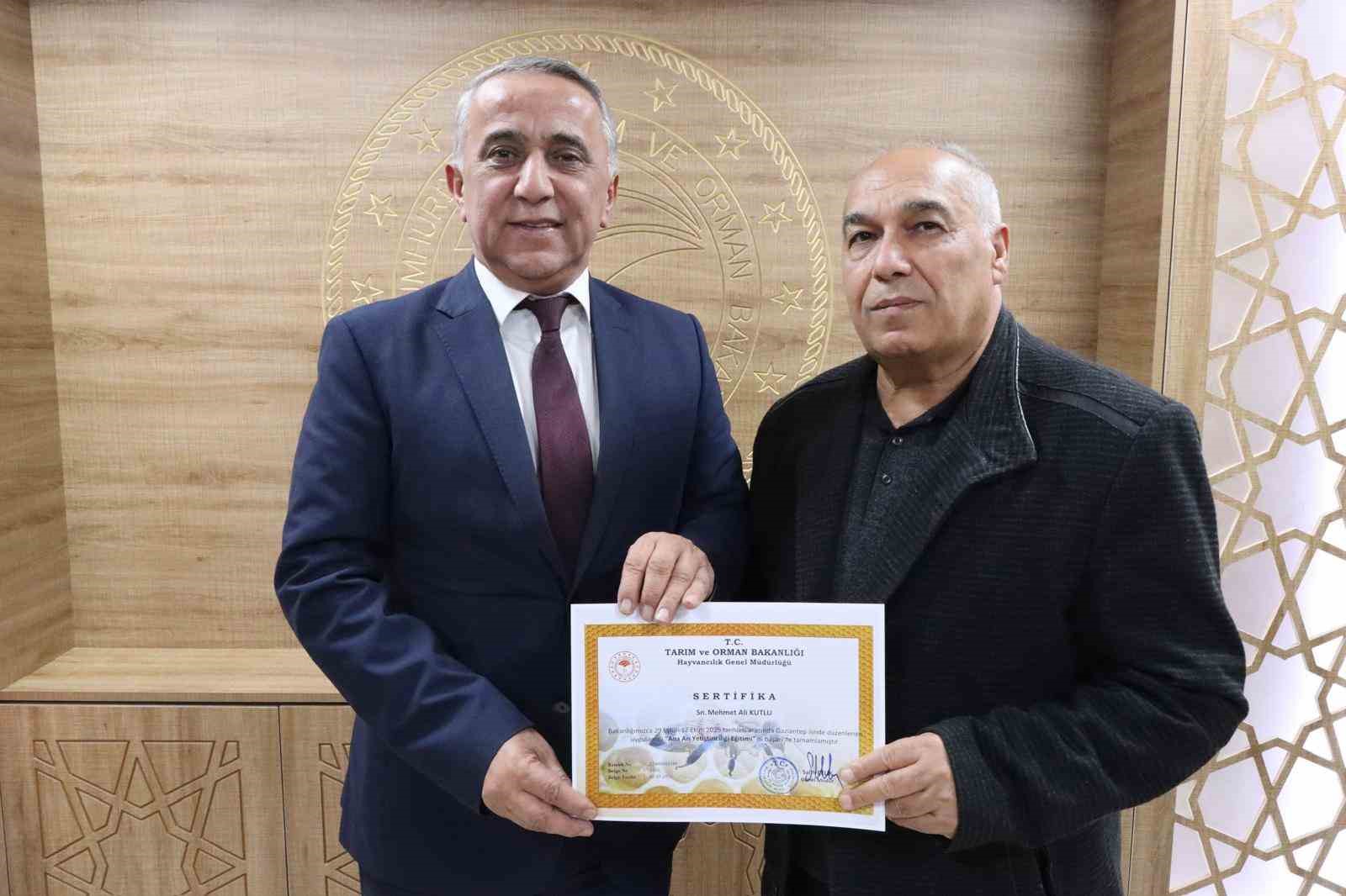 ’Ana Arı Yetiştiriciliği’ kursunu başarıyla bitiren kursiyerlere sertifika
