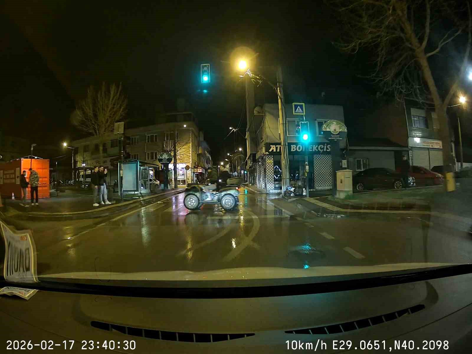 Ana caddeyi drift parkuruna çevirdi, facianın eşiğinden böyle döndü
