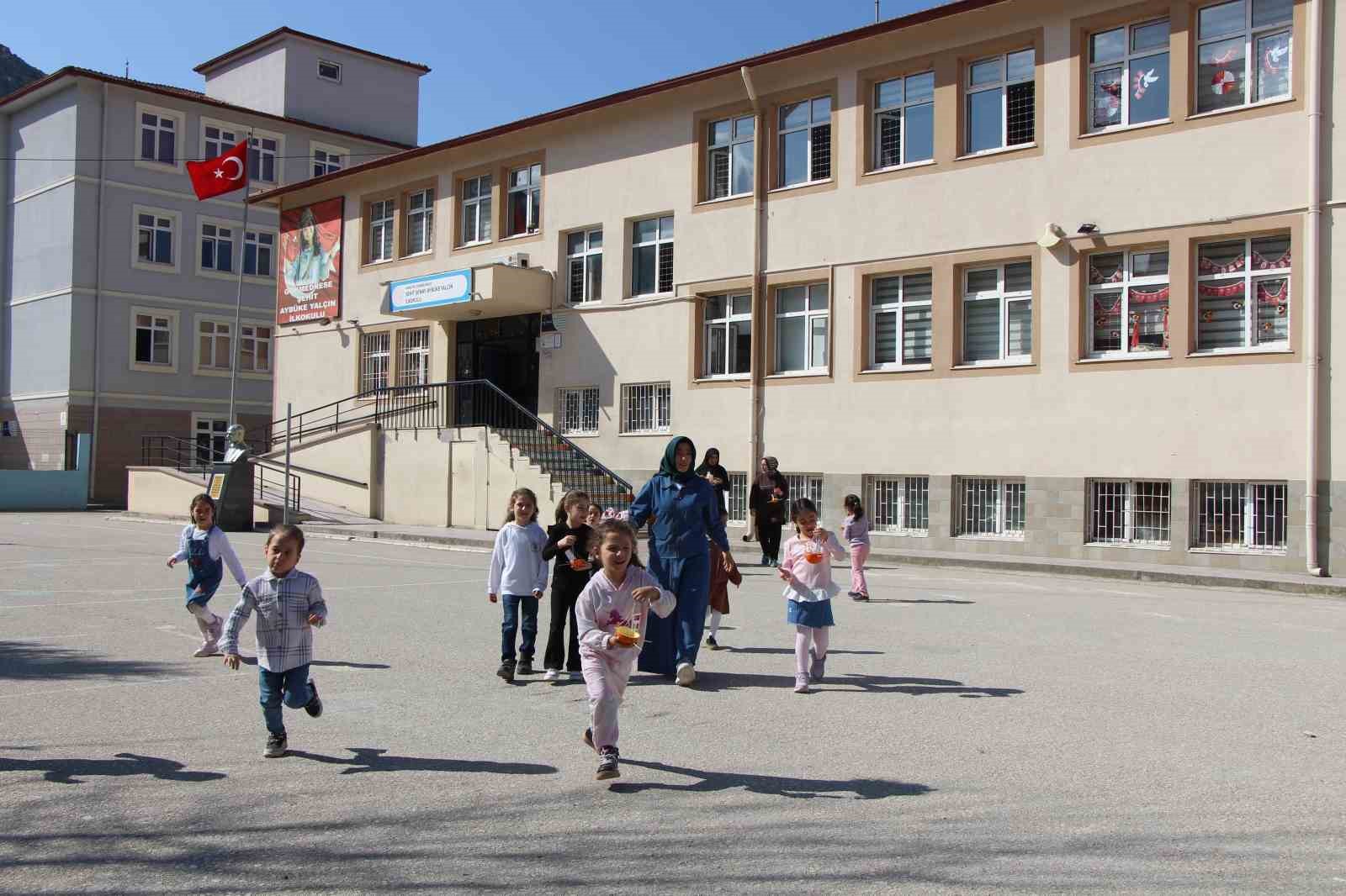 Ana sınıfında portakallar kuşlar için yemlik ve yuvaya dönüştü
