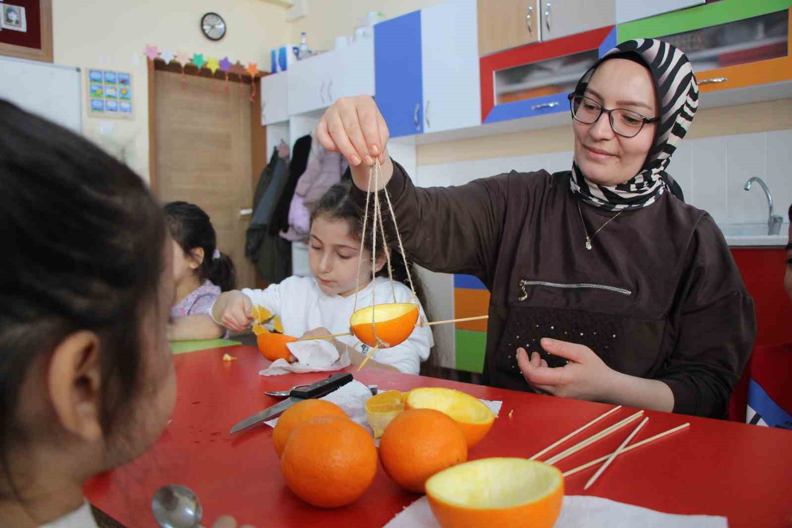 Ana sınıfında portakallar kuşlar için yemlik ve yuvaya dönüştü
