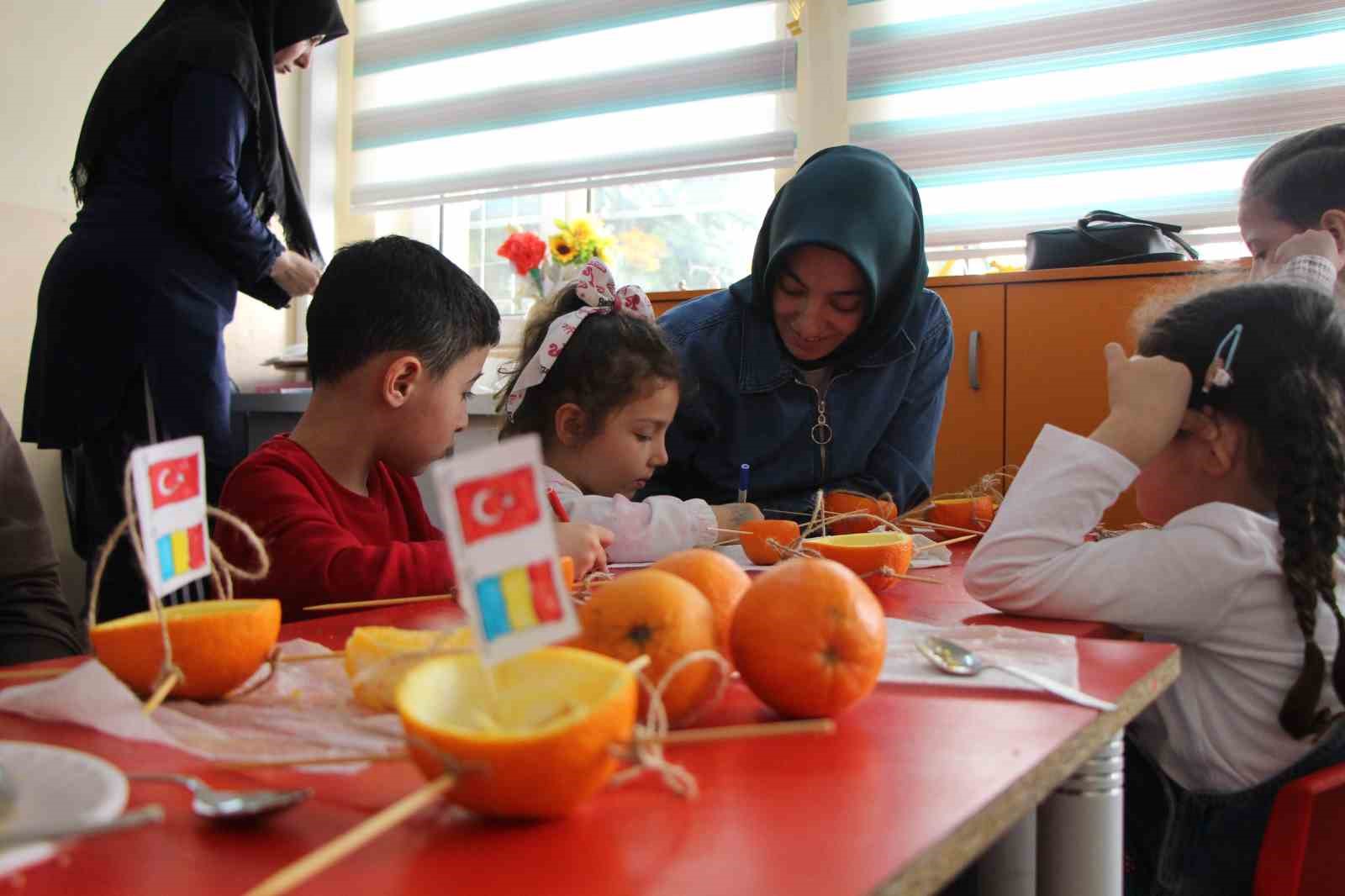 Ana sınıfında portakallar kuşlar için yemlik ve yuvaya dönüştü
