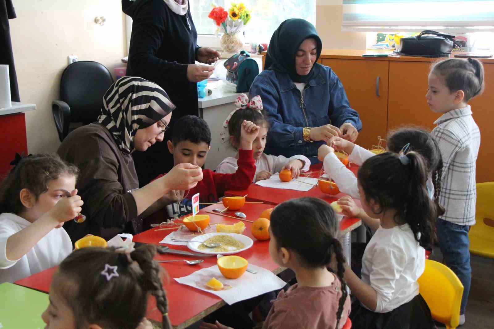 Ana sınıfında portakallar kuşlar için yemlik ve yuvaya dönüştü
