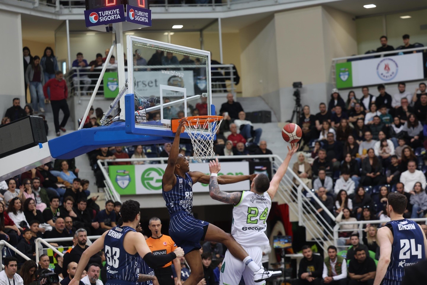 Anadolu Efes galibiyeti Merkezefendi’de yüzleri güldürdü
