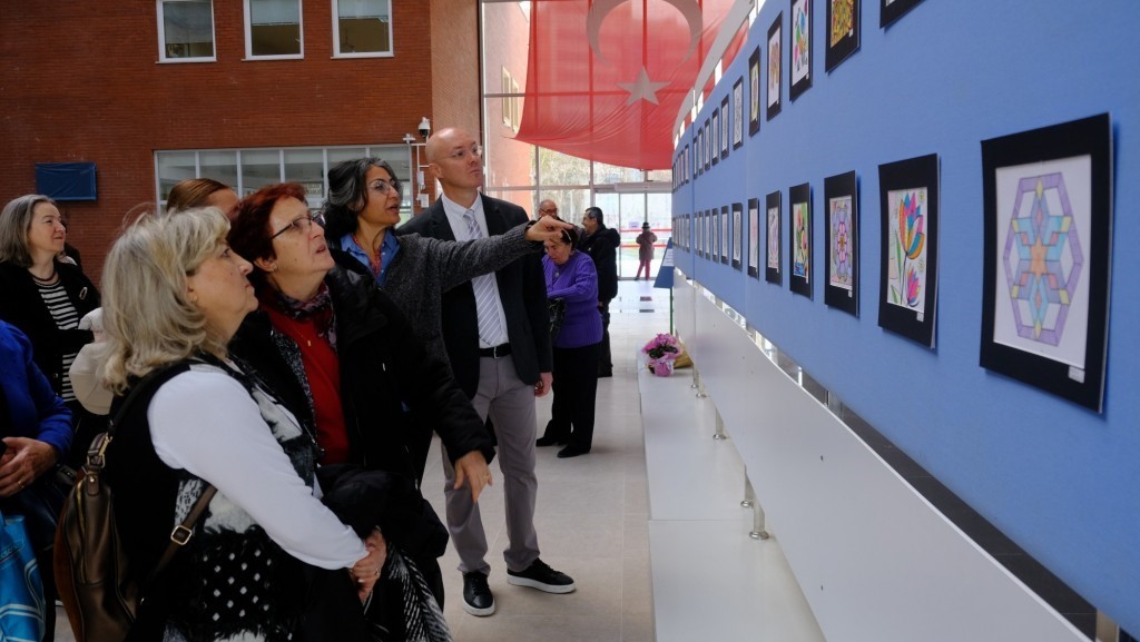 Anadolu Üniversitesi 60 yaş üstü Tazelenme Üniversitesi öğrencilerinden mandala sergisi
