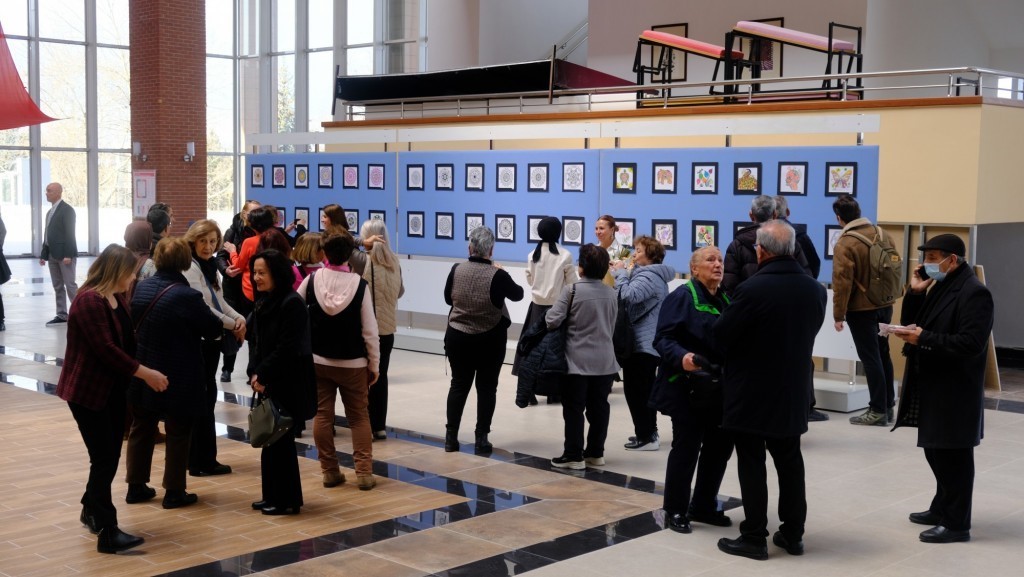 Anadolu Üniversitesi 60 yaş üstü Tazelenme Üniversitesi öğrencilerinden mandala sergisi
