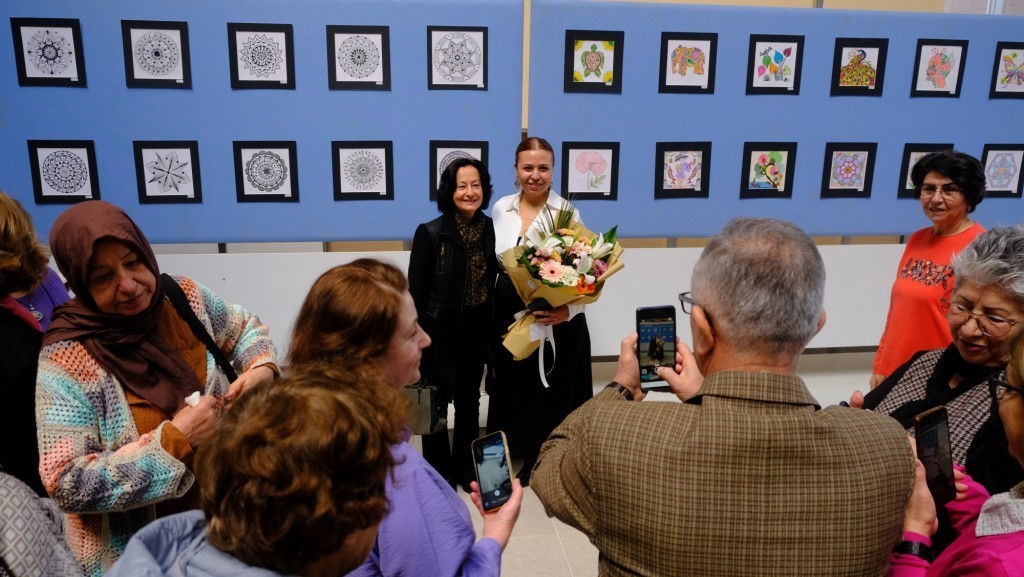 Anadolu Üniversitesi 60 yaş üstü Tazelenme Üniversitesi öğrencilerinden mandala sergisi
