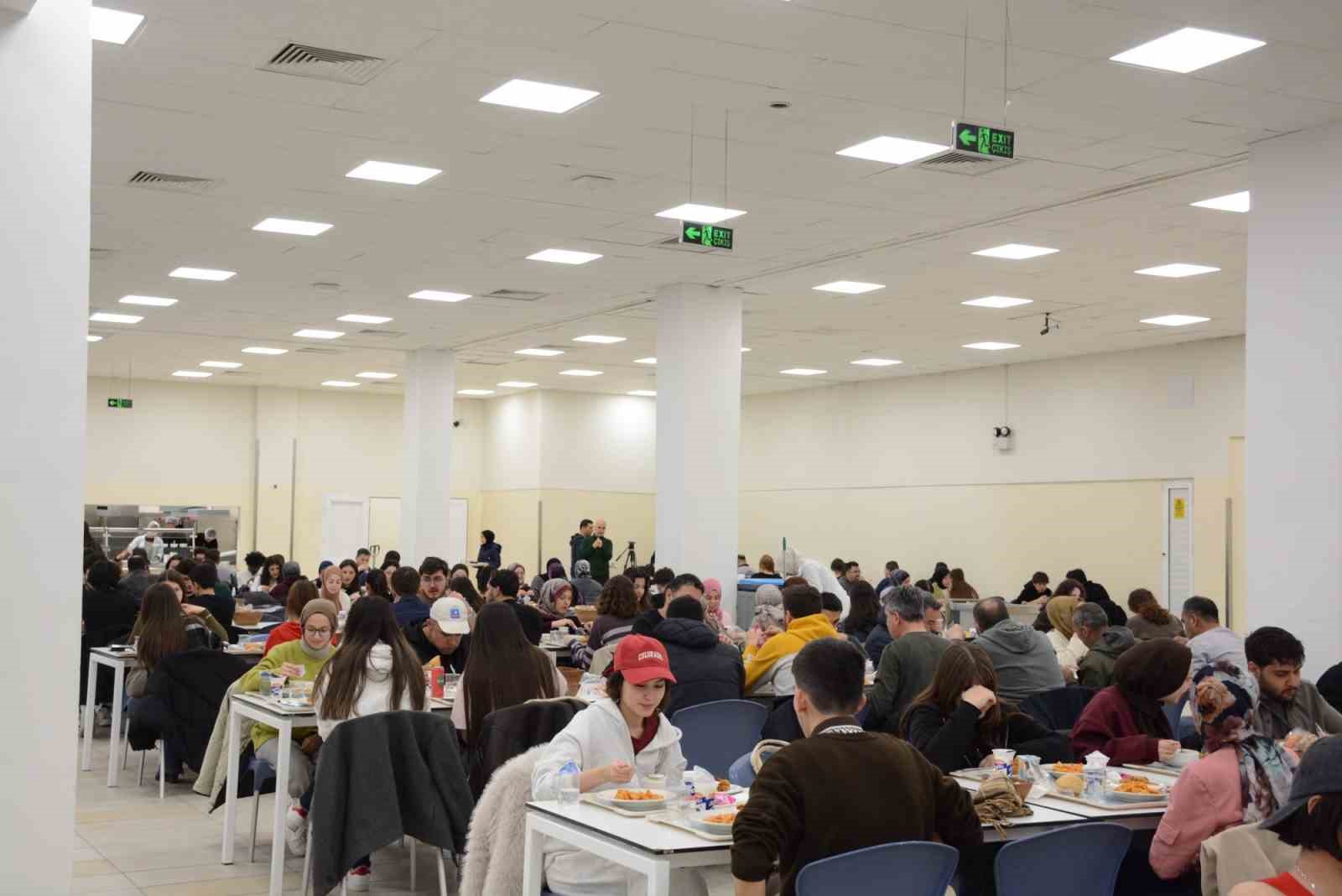 Anadolu Üniversitesi öğrencileri Kadir Gecesi’nde iftar sofrasında buluştu
