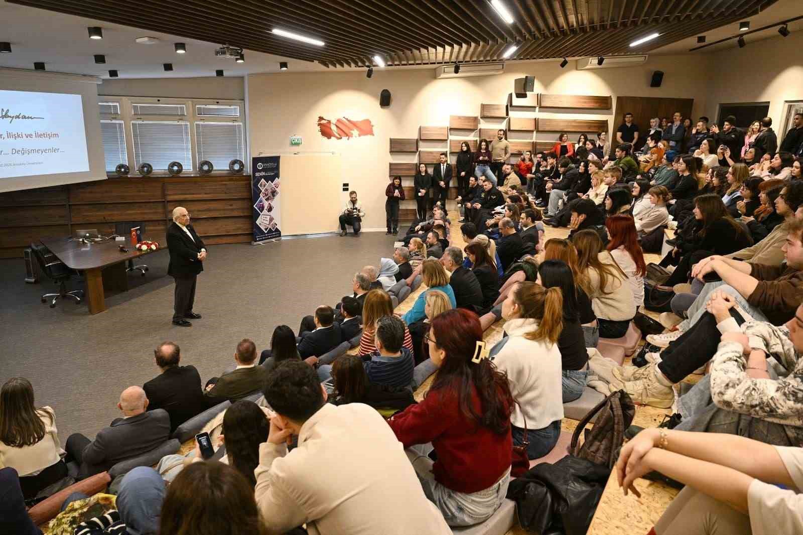 Anadolu Üniversitesi’nde öğrencilere iletişimin altın kuralları anlatıldı
Anadolu Üniversitesi’nde öğrencilere iletişimin altın kuralları anlatıldı