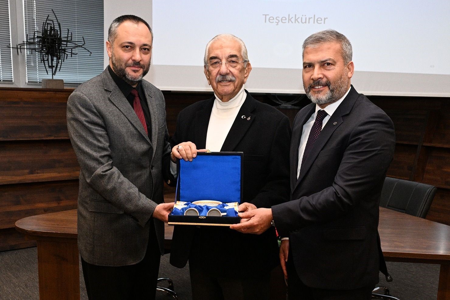 Anadolu Üniversitesi’nde öğrencilere iletişimin altın kuralları anlatıldı
Anadolu Üniversitesi’nde öğrencilere iletişimin altın kuralları anlatıldı