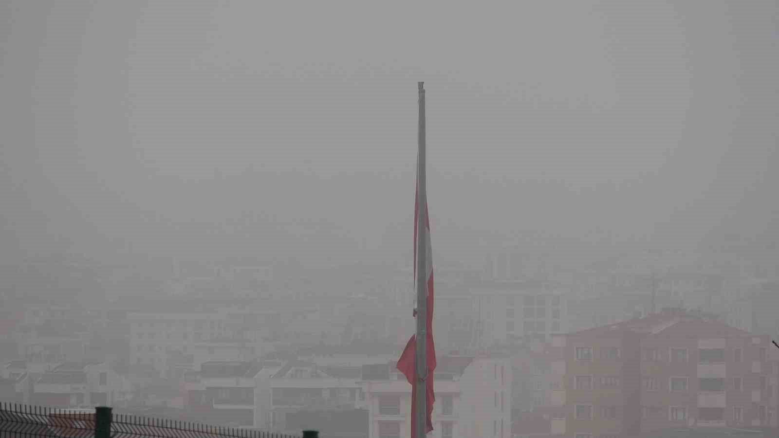 Anadolu Yakası’nda yoğun sis etkili oldu: Görüş mesafesi düştü, sürücüler zor anlar yaşadı
